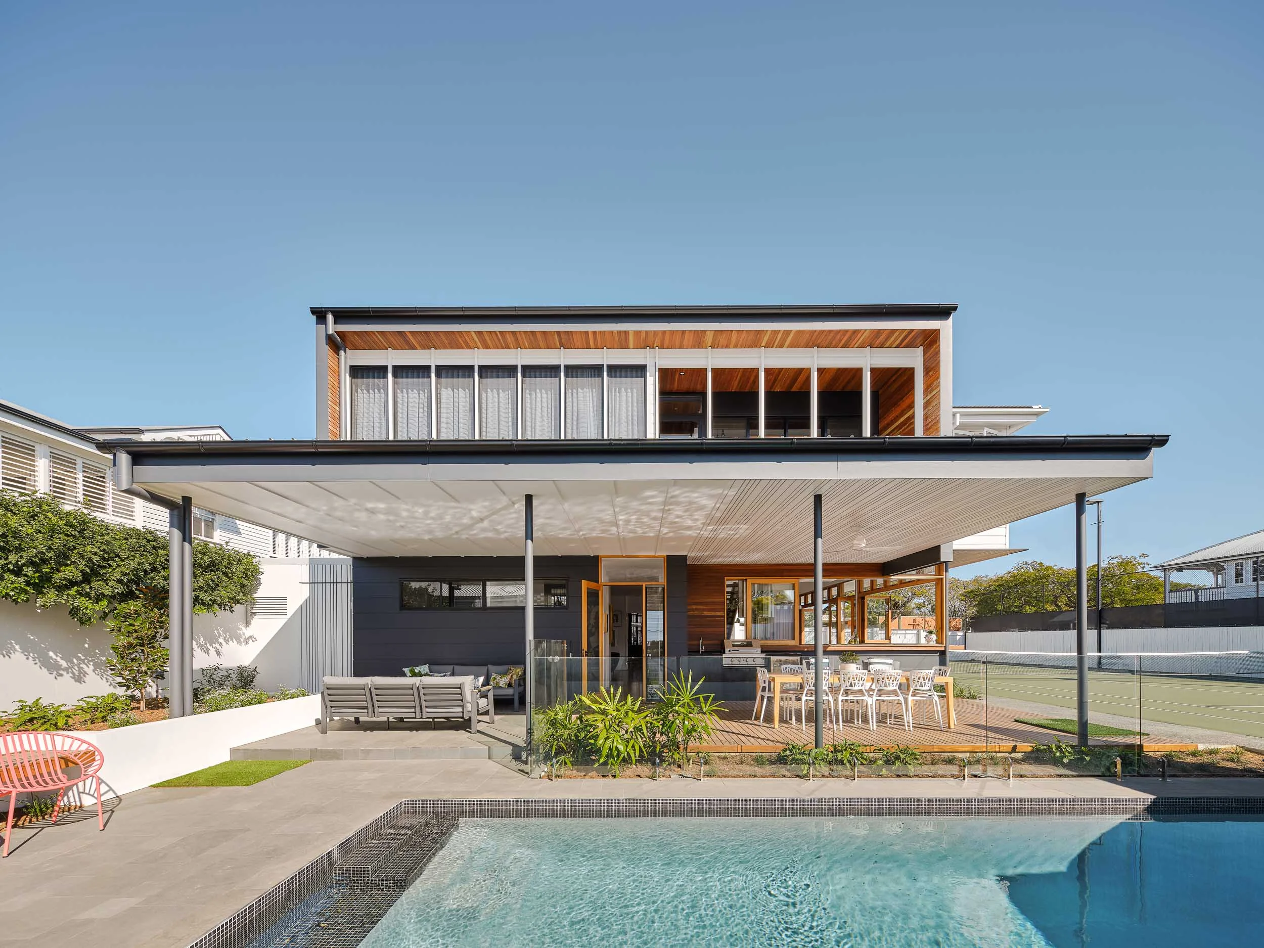 The pool and bbq area is directly connected to the kitchen but creates also an intimate private urban oasis