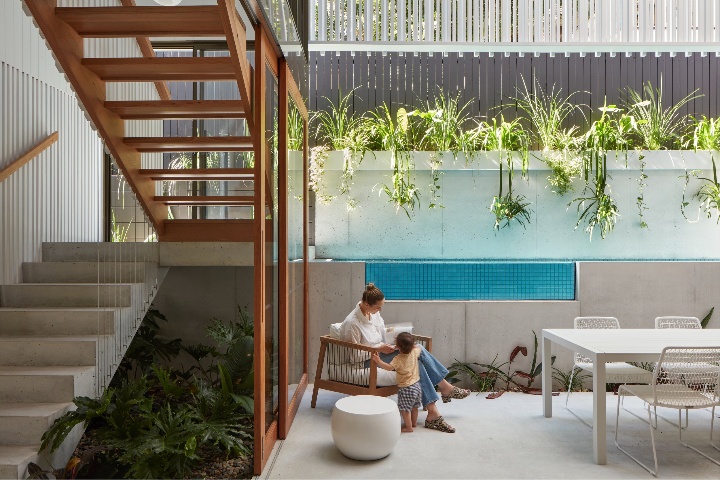 The boundaries between indoor and outdoor spaces blur, with plants complementing the spaces. Following passive sustainability principles, the house will stay cool in summer and warm in winter. 