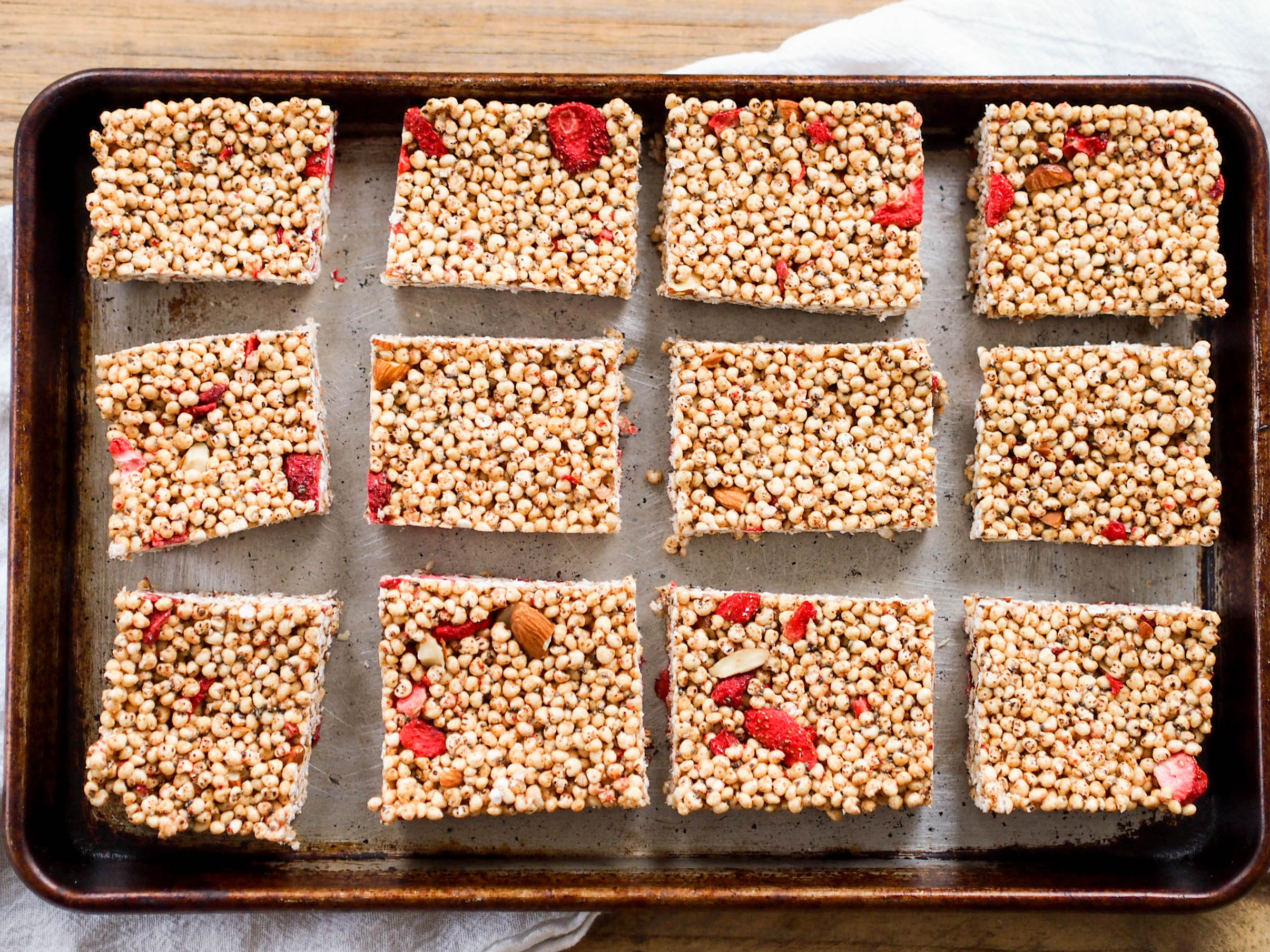 用杏仁和冷冻干燥的草莓来享用这些棉花糖免费酥脆点心吧!
