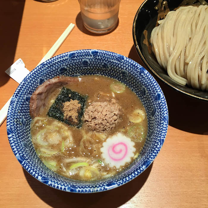 Tsukemen-style拉面。我离开的时候，衬衫上沾满了汤，肚子很开心。这个漩涡是鱼饼。