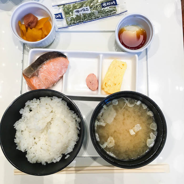 酒店提供的日式早餐——米饭、味噌汤、烤鱼、煎蛋、泡菜、酱油。我是你的超级粉丝。