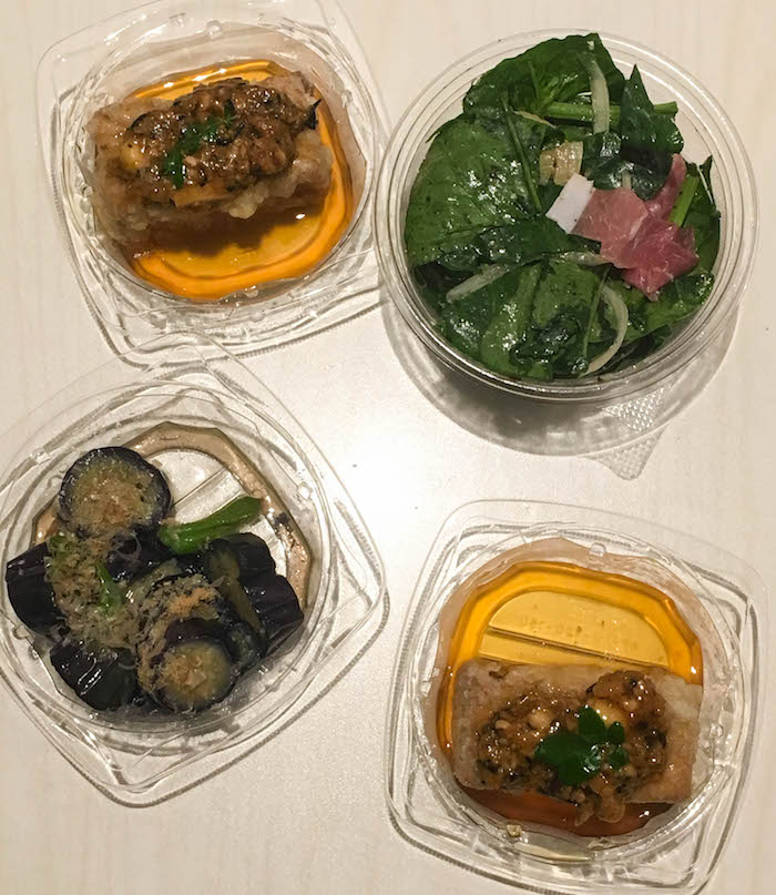 从食品大厅出来的晚餐:猪肉味噌豆腐，腌制茄子，意大利熏火腿沙拉