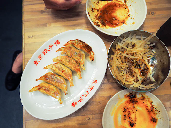 在马铃薯和土豆酱烤牛肉里