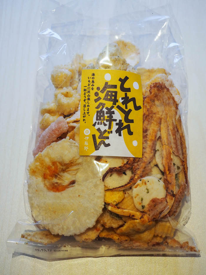 我买了这个海鲜米饼。看看里面的虾和章鱼!看起来很吓人，但这些真的很好吃。