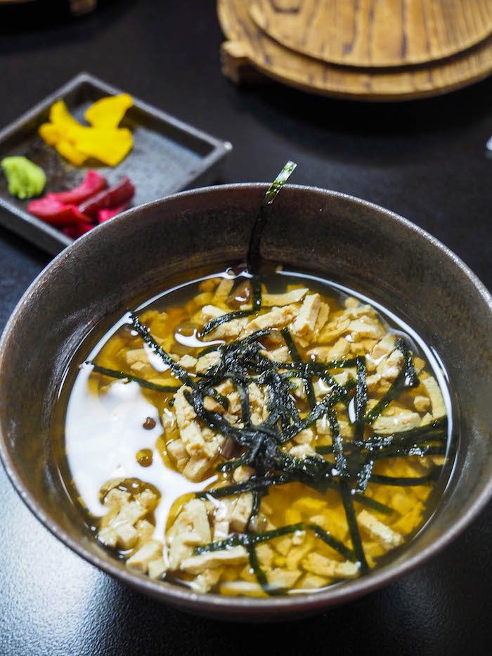 在碗里,米饭和鸡蛋的篮子里有一碗鸡蛋,通常是因为美味的食物