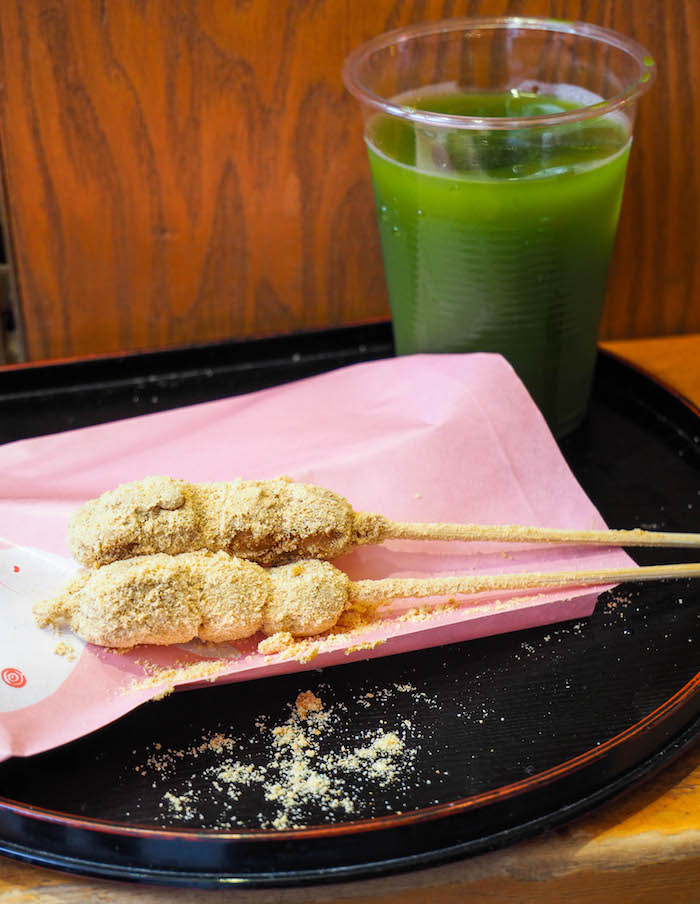 在豆粉和蔬菜上吃了豆粉的蔬菜