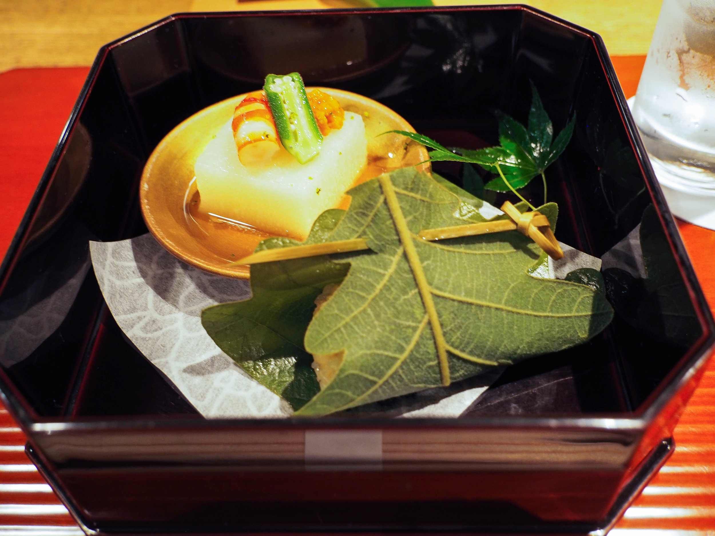 在蓝锅里,用奶昔和奶昔,在树上,在树上,在一块洋葱和棕榈树的前,它是在一起的。