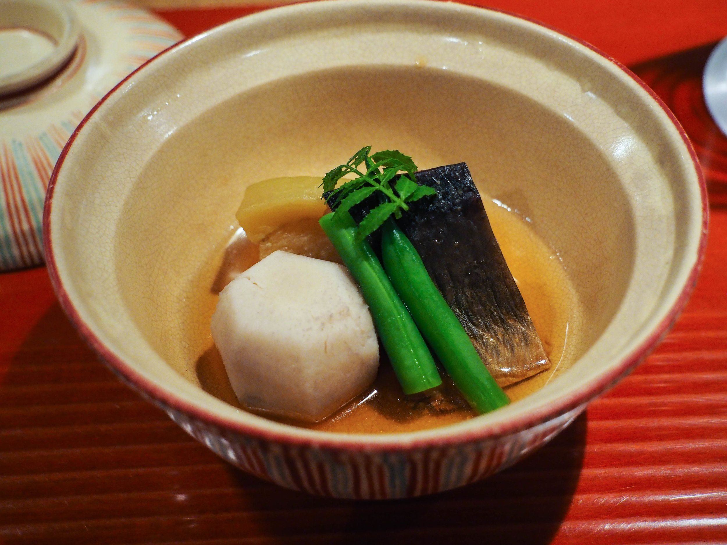 给她吃土豆,蔬菜,豌豆和豆子