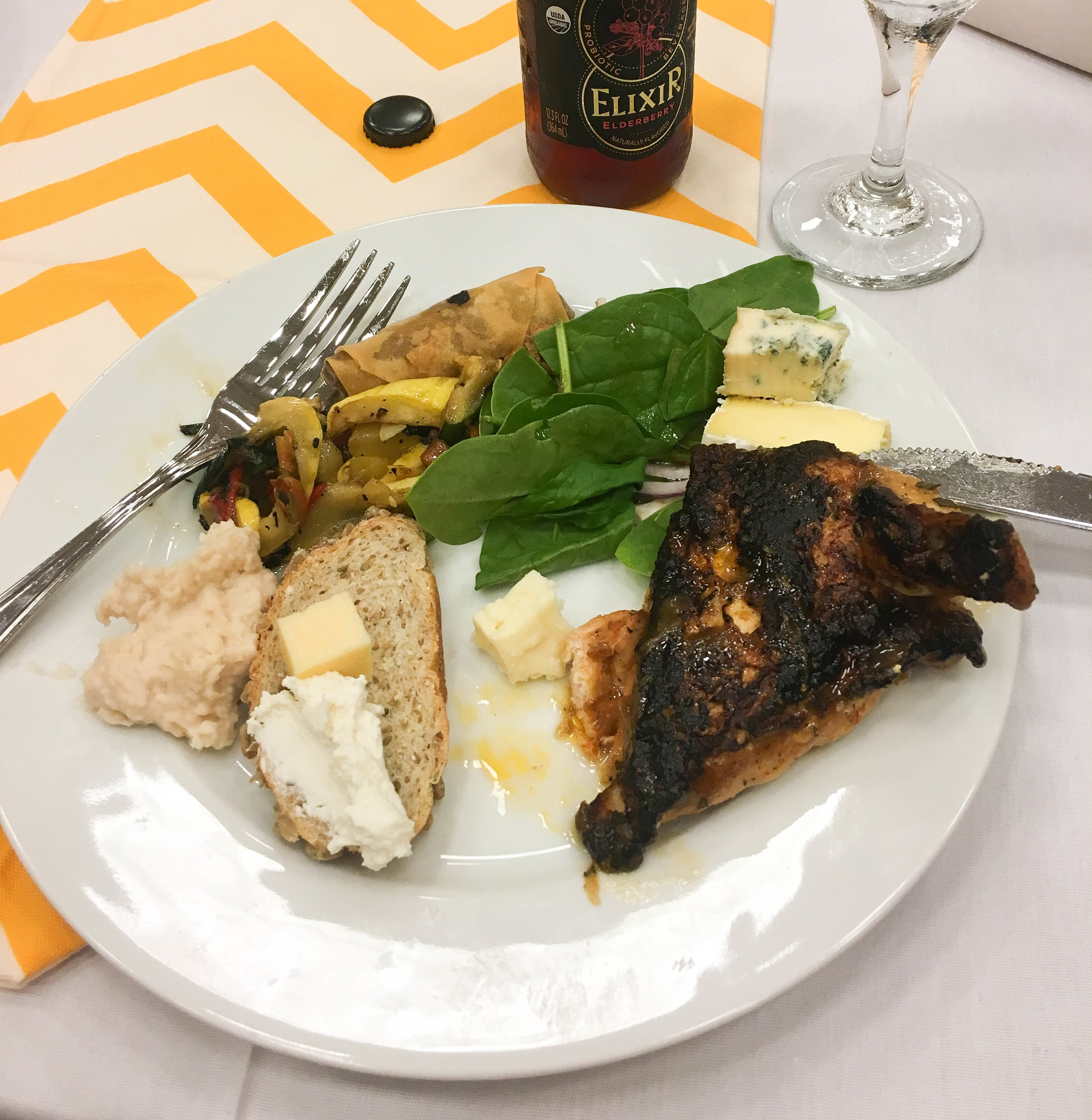 不同 的 三明治 配 上 鸡肉 、 蔬菜 和 大量 的 奶酪