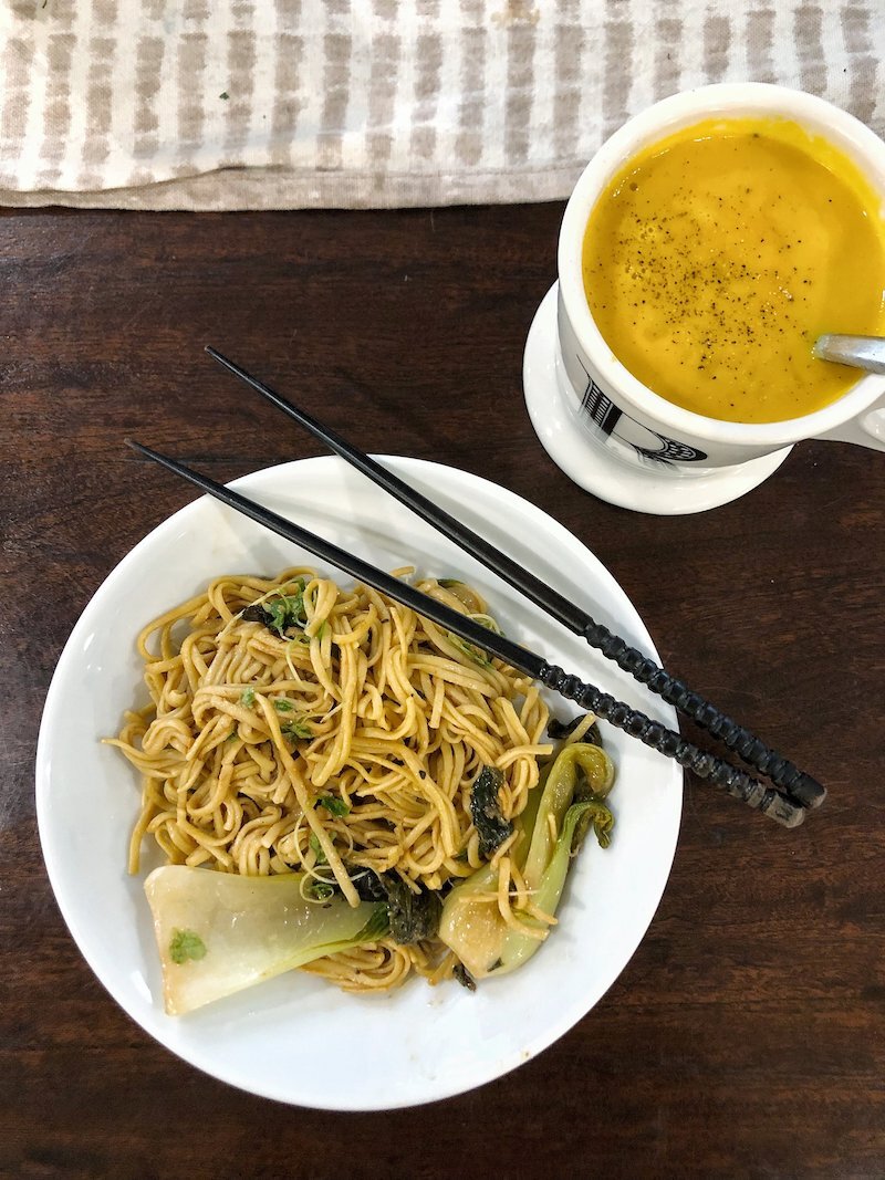 在一个中午的一天里吃了一种不同的食物……