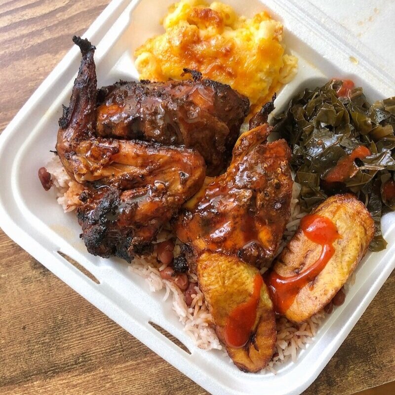 在墨西哥的墨西哥食品里,墨西哥的食物,巧克力和奶酪,吃了很多东西,吃了香蕉饼,我在吃鸡蛋和奶酪,包括……———————————美味的食物和蔬菜