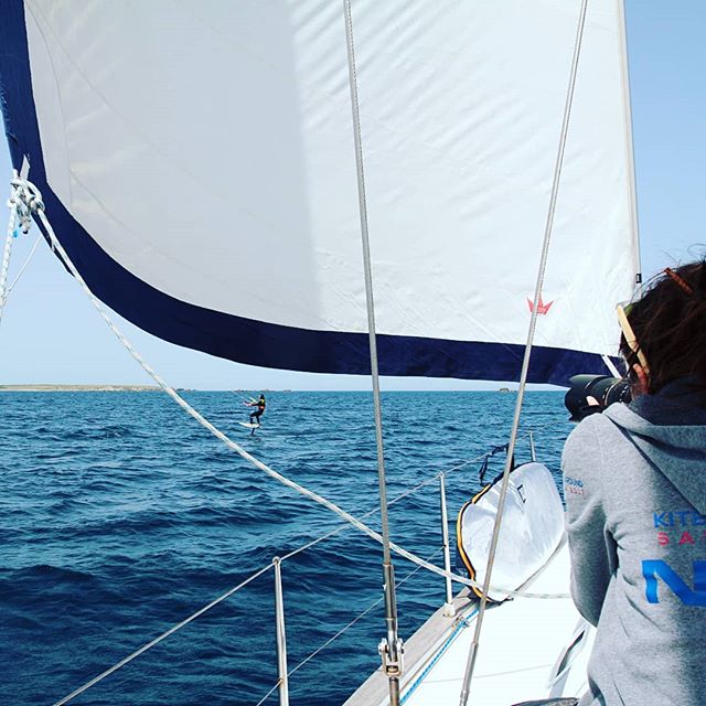Vivi un'esperienza unica a bordo di una barca a vela, sulle splendide acque del mare di Sardegna con l'assistenza per praticare #kitesurfing #sup #diving #snorkeling ... contattaci foto by @roberta_pala_bibi