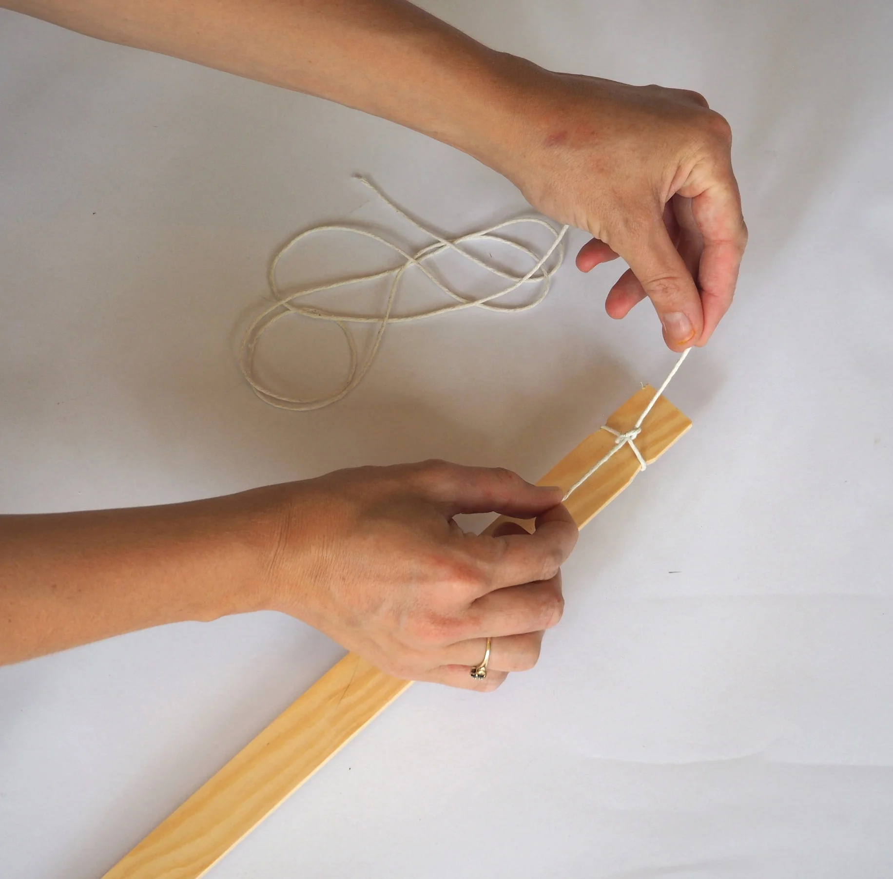  Tie a double knot to secure it well. 