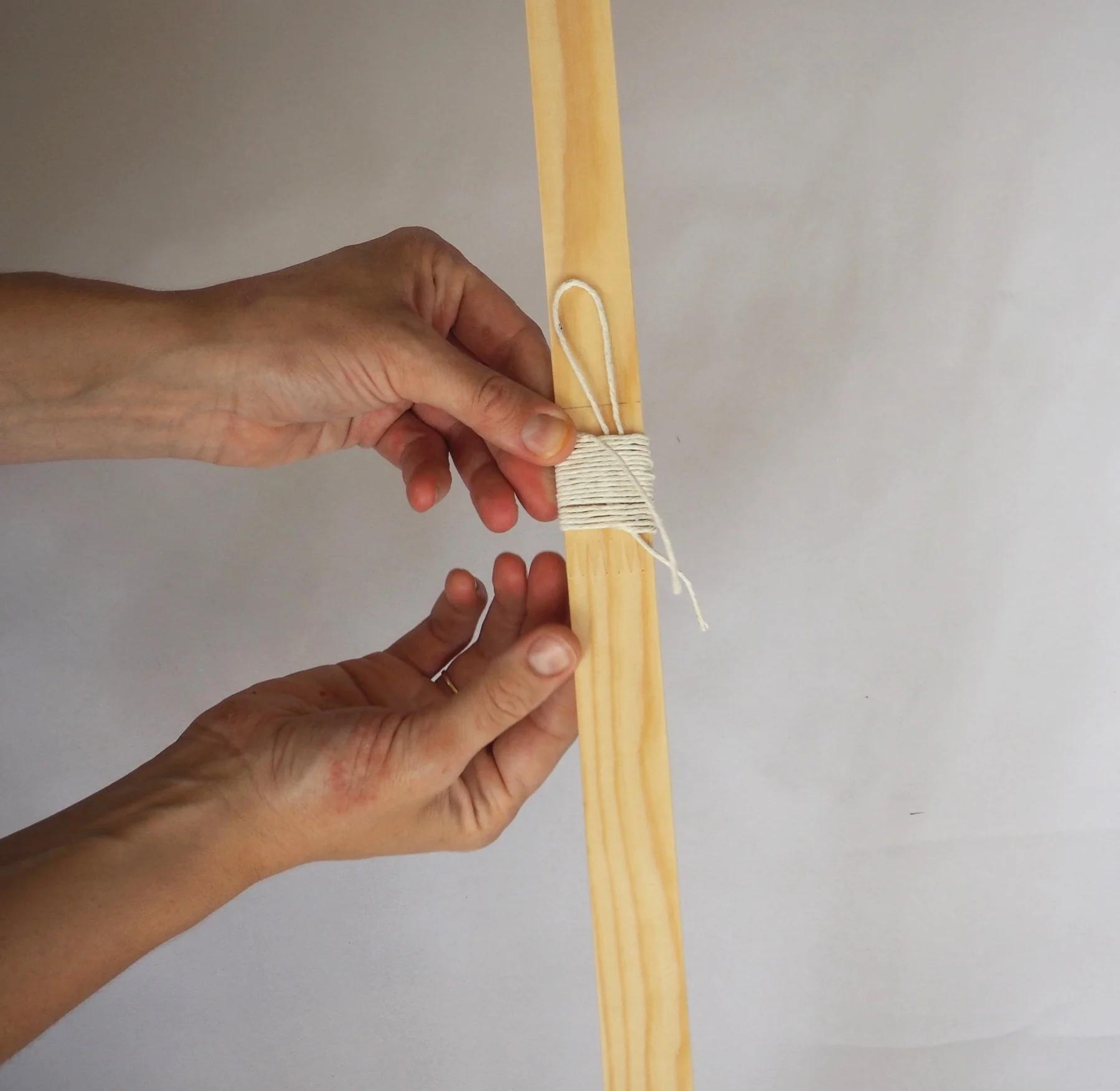  When there is approximately 5cm of string remaining stop binding the wood and make sure the end of the string is on the side where the loop is. 