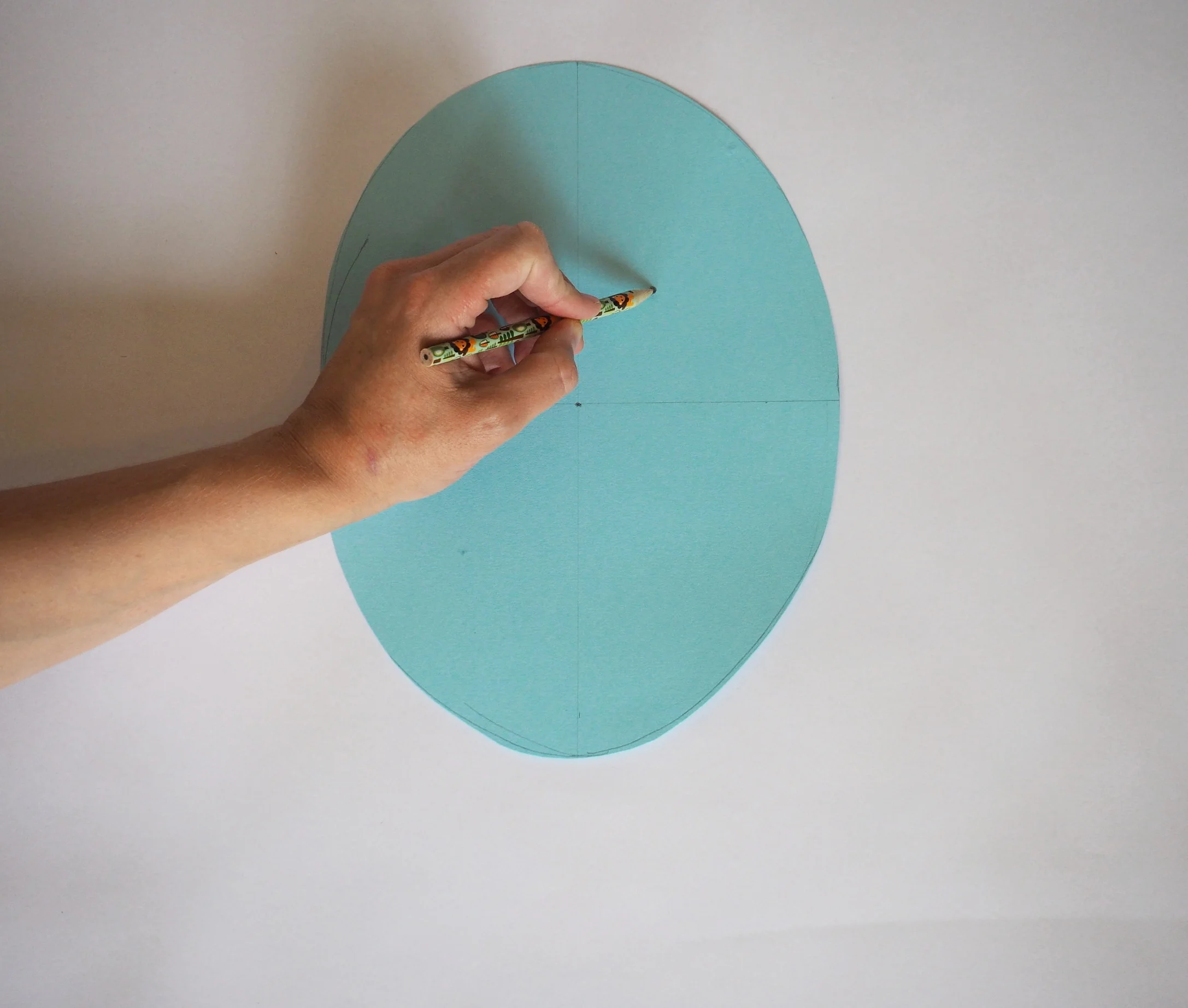  Mark where you want your eyes holes to be cut out, here they are about 5cm above the central line, you can make them lower of higher up on your mask.  