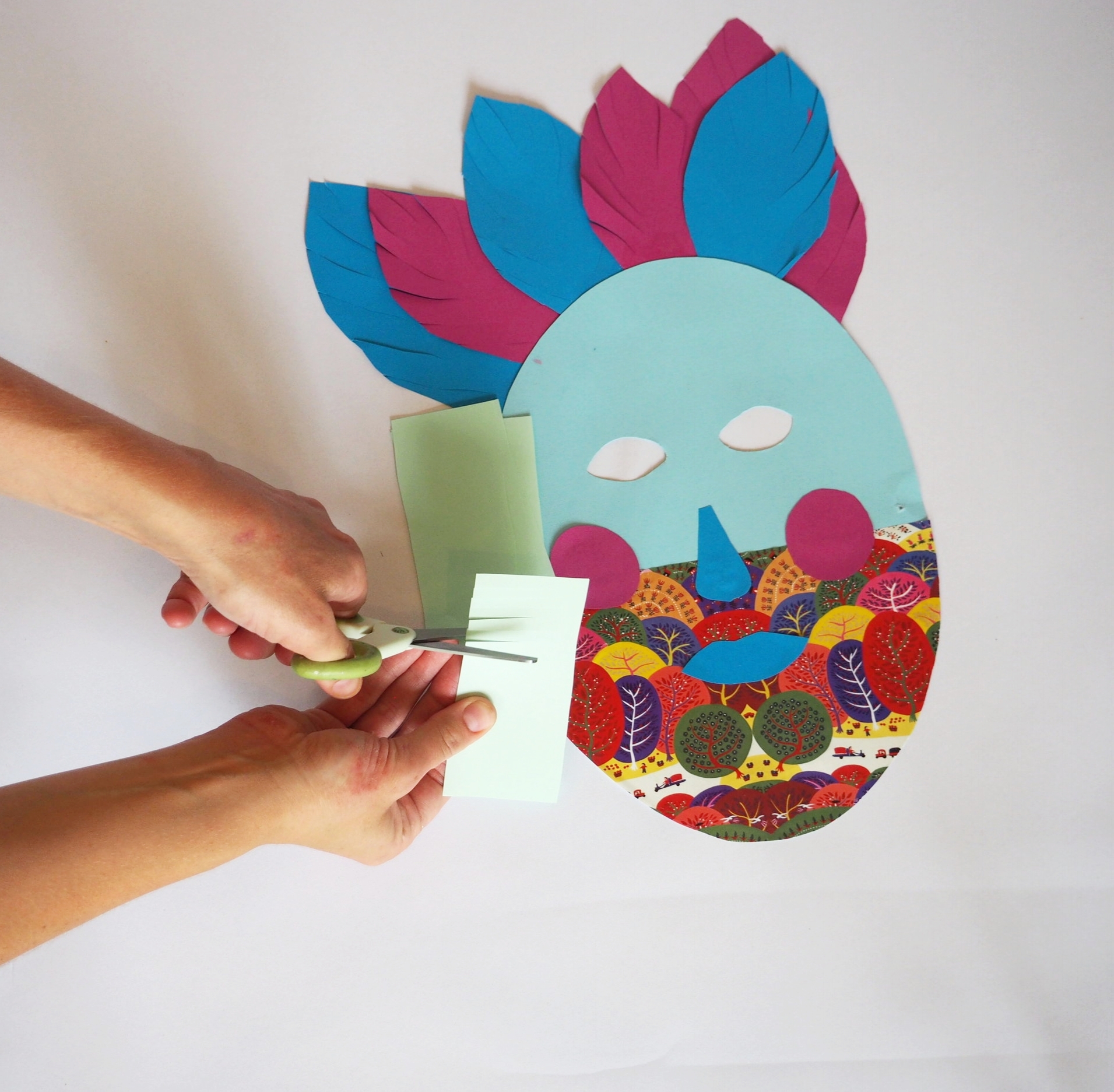  Cut slits across each piece of coloured paper, approximately 5mm apart and 4cm long. 