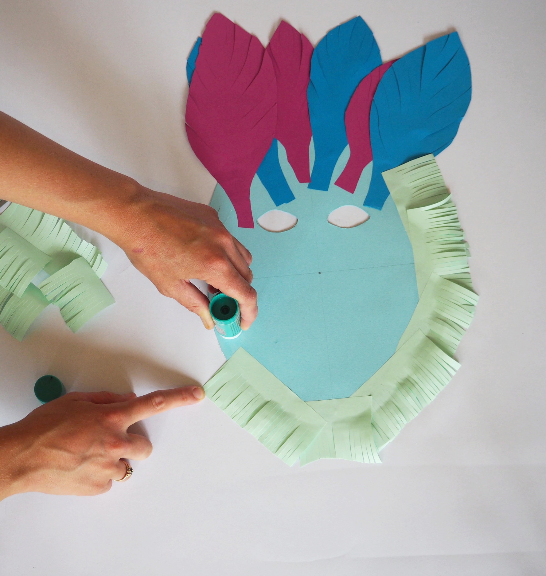  Stick the prepared pieces of paper around the edge of your mask. 