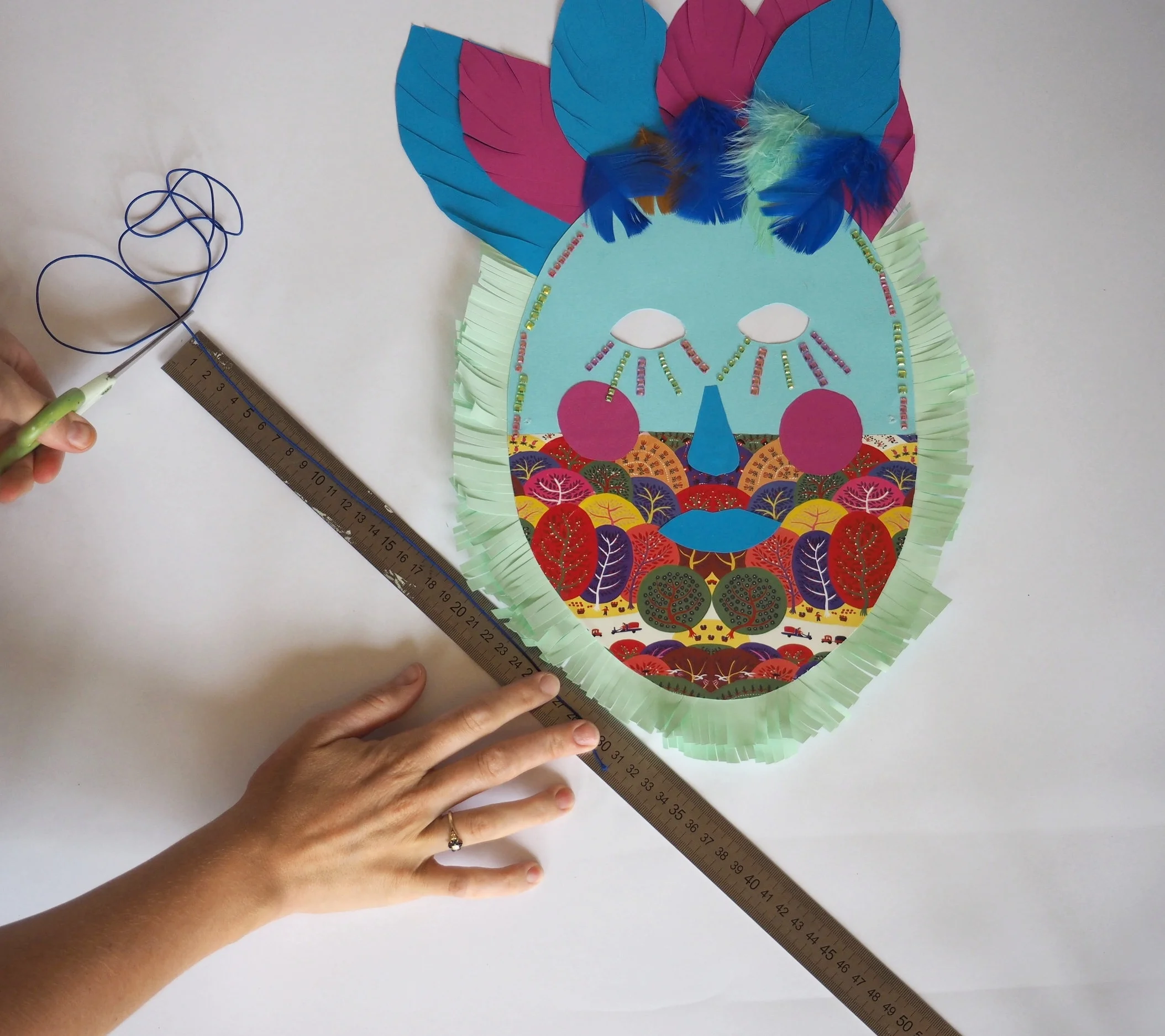  Measure 30-35cm of elastic and cut with scissors. 