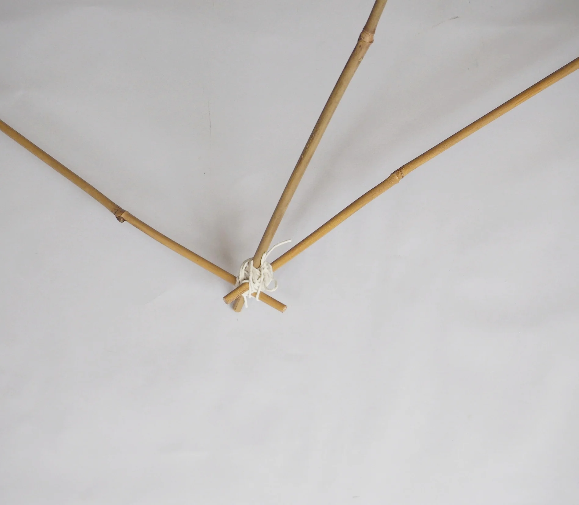  Tie this securely and join the other triangle to the other end of the long cane in the same way. 