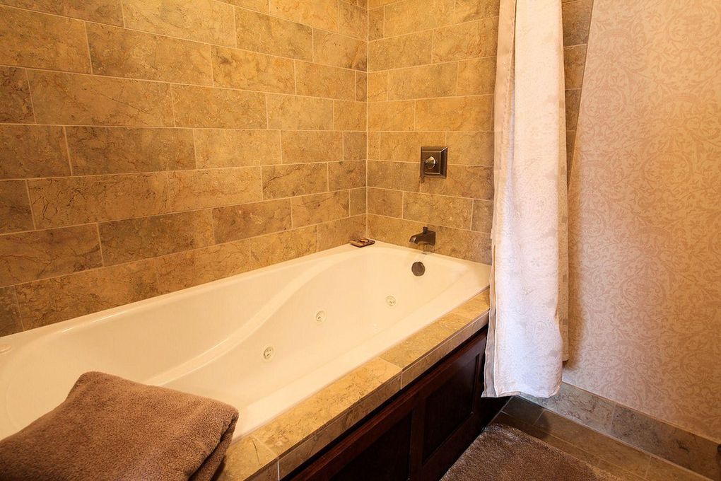 Master Bath w Whirlpoo.jpg
