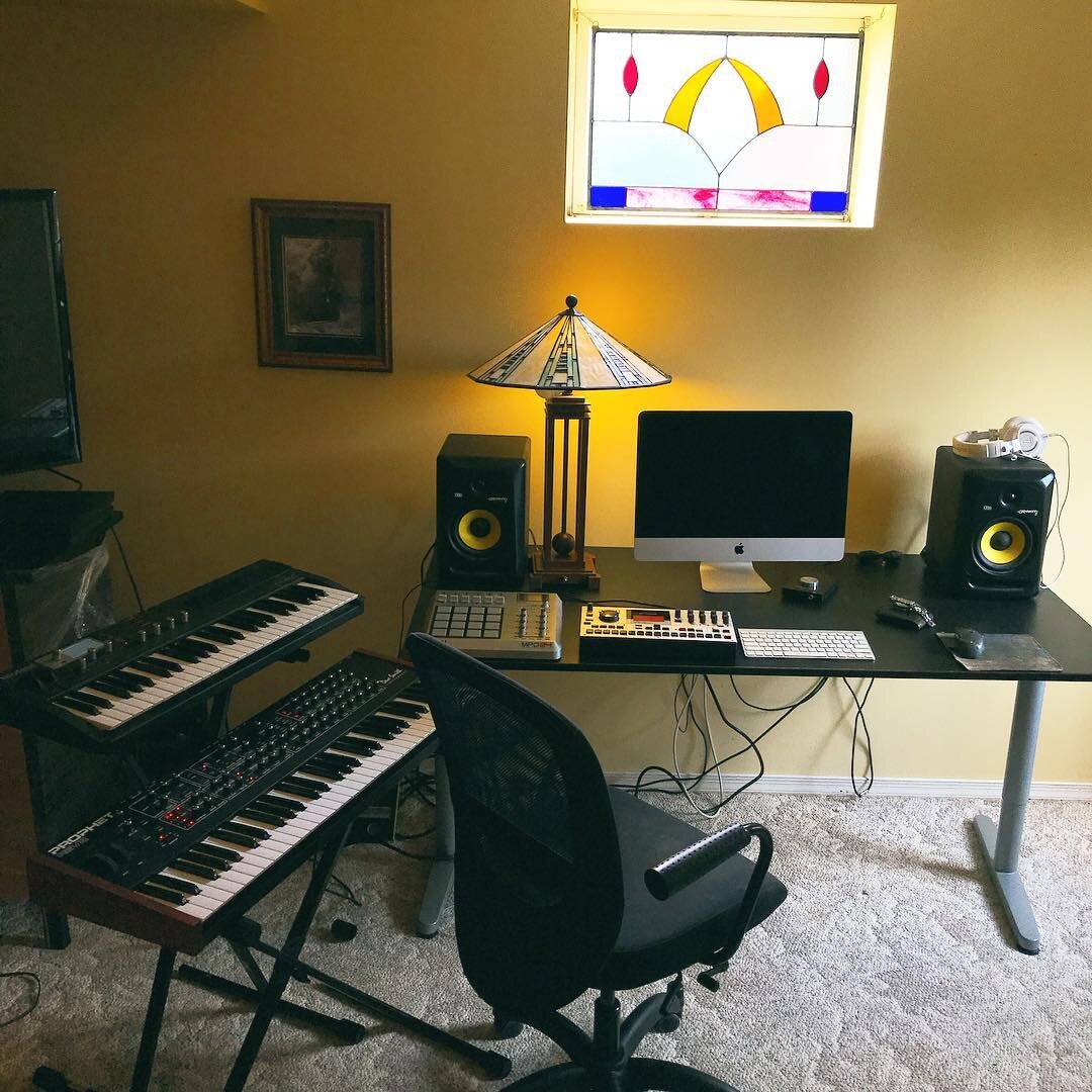 temporary studio situation 🕹📟✨
.
.
.
.
.
.
#studio #homestudio #electronicmusic #synthesizer #synth #synthesis #electronic #music #house #housemusic #techno #dancemusic #setup #audio #recording #diy #recordingstudio #washingtondc #dc #dcmusic