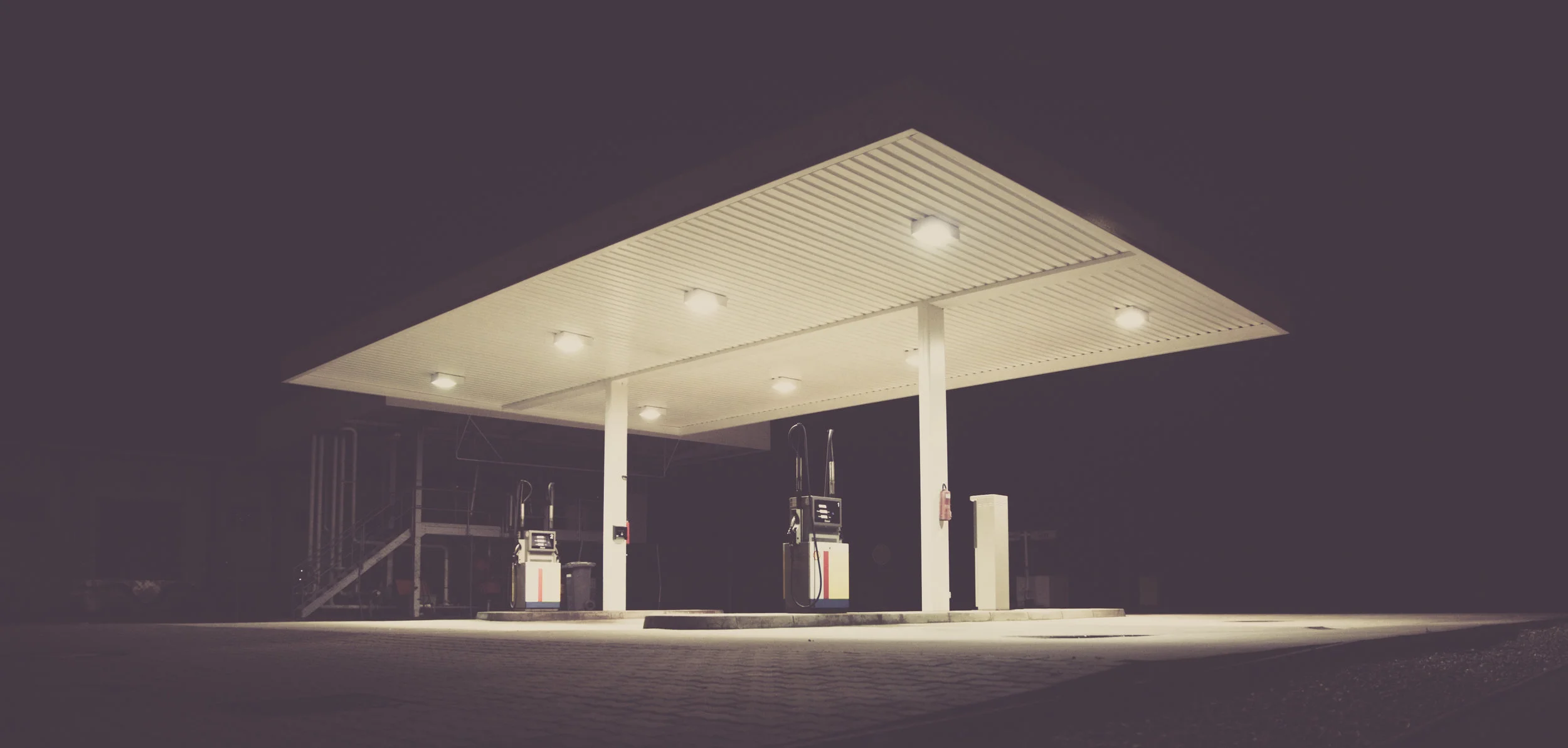 tankstelle bei nacht / petrol station at night