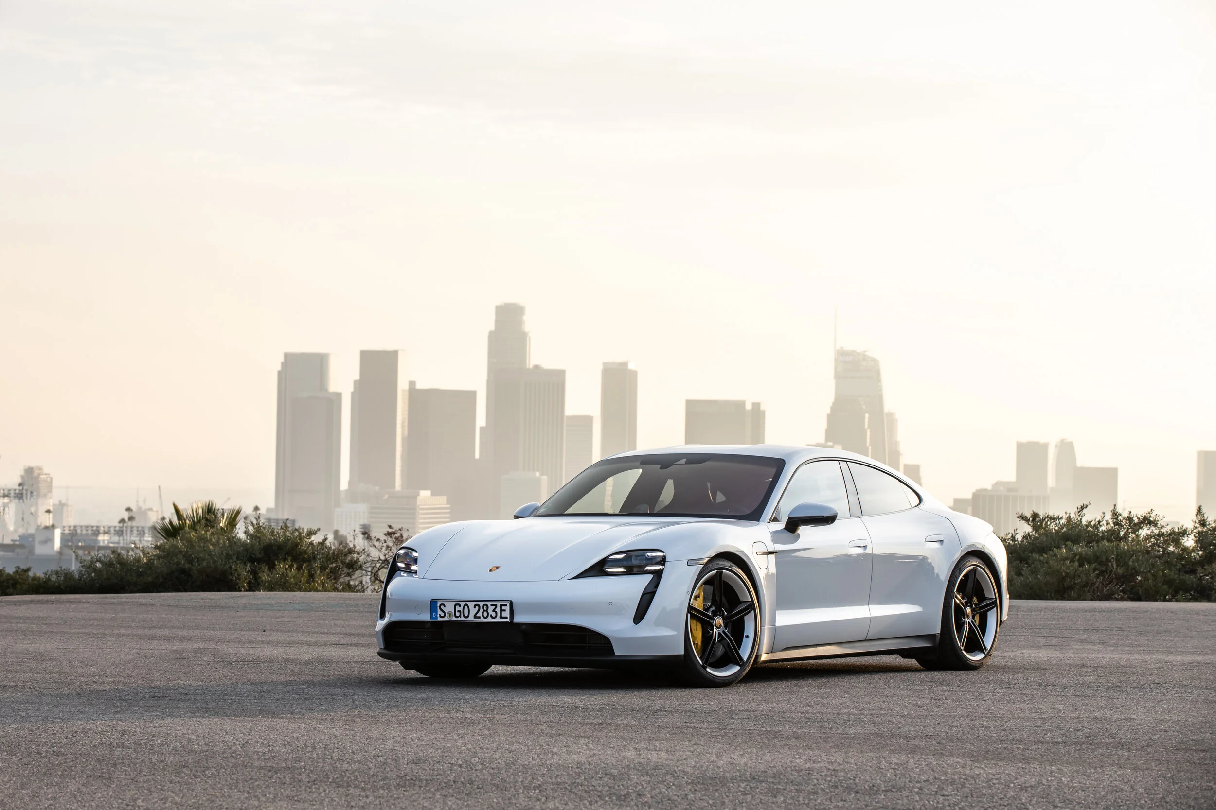 Porsche Taycan tests charging network on "Cannonball Run"
