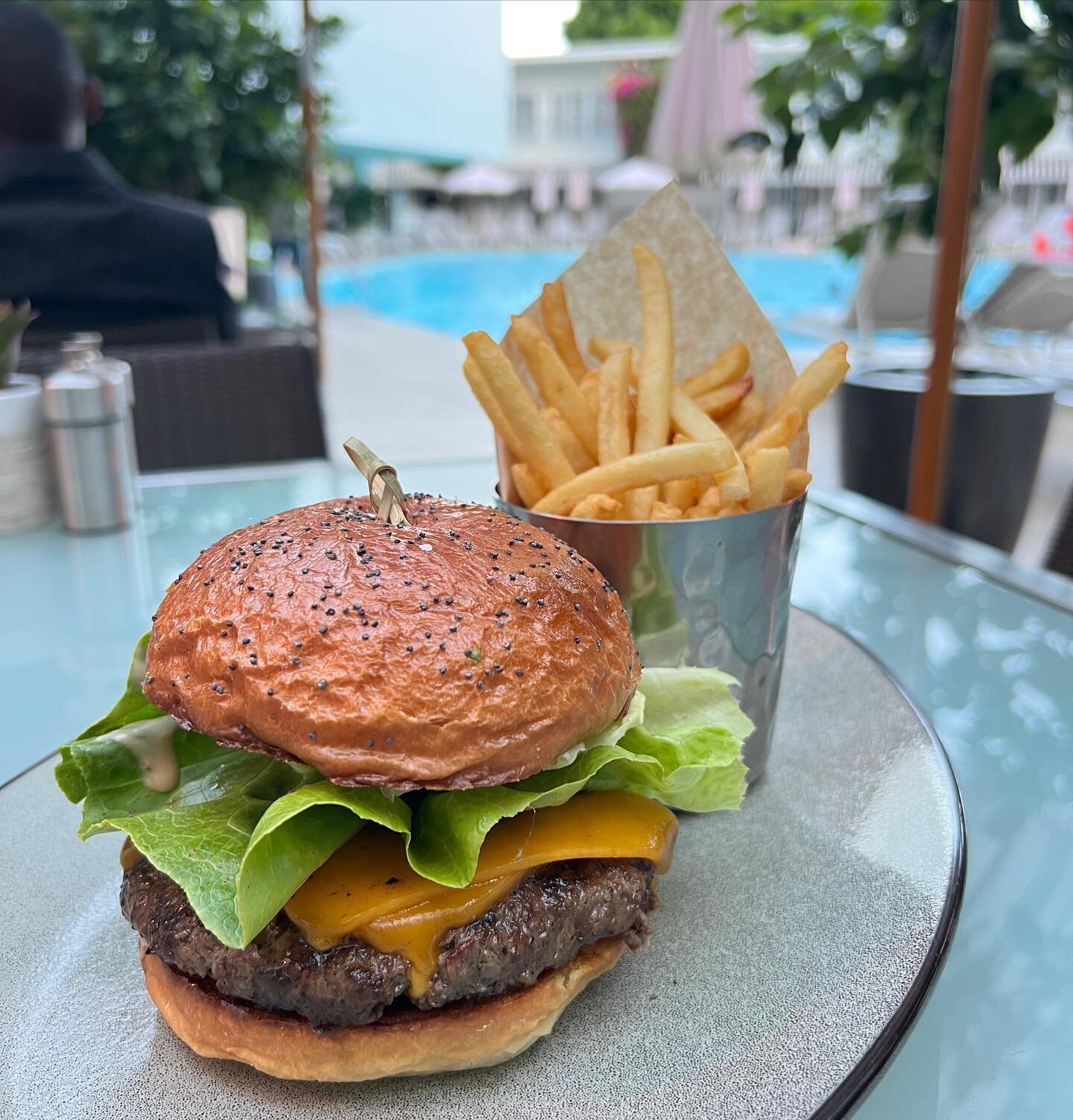 The Beverly Burger at the @beverlyhilton poolside. Excellent bun, great patty and execution. Super crispy fries as well and vintage celebrity history.