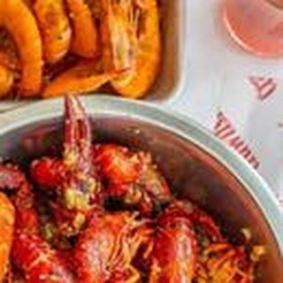 The Taste Buds are back and visit the NEW Crawfish Cafe location in Shenandoah. Come check it our with us! Now you'll know where to get your fix of amazing Crawfish and all the other asian-inspired seafood dishes that they have.