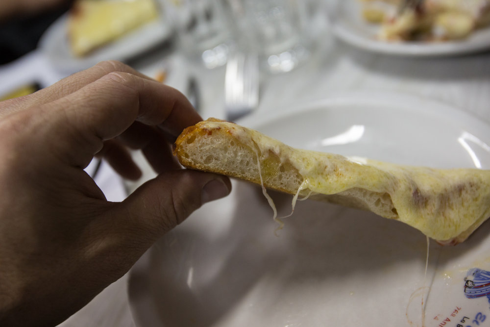  Side view of El Cuartito’s soft and crunchy crust. 