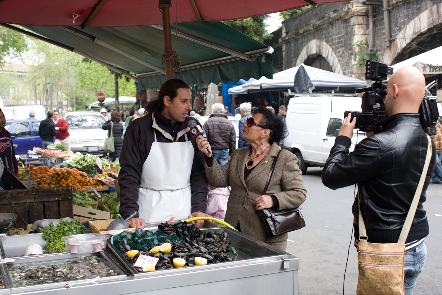  Because it was Good Friday, the television news showed up to interview fishmongers and customers. 