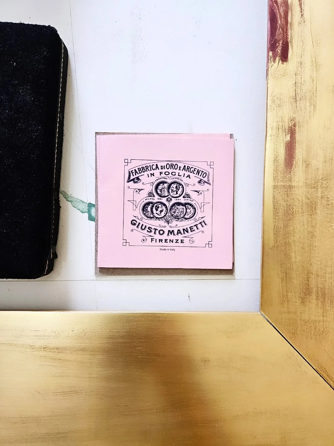@giustomanettibattiloro &amp; I ready for a spot of gilding on a sunny day ☀️
.
Nice to see some fine stamping