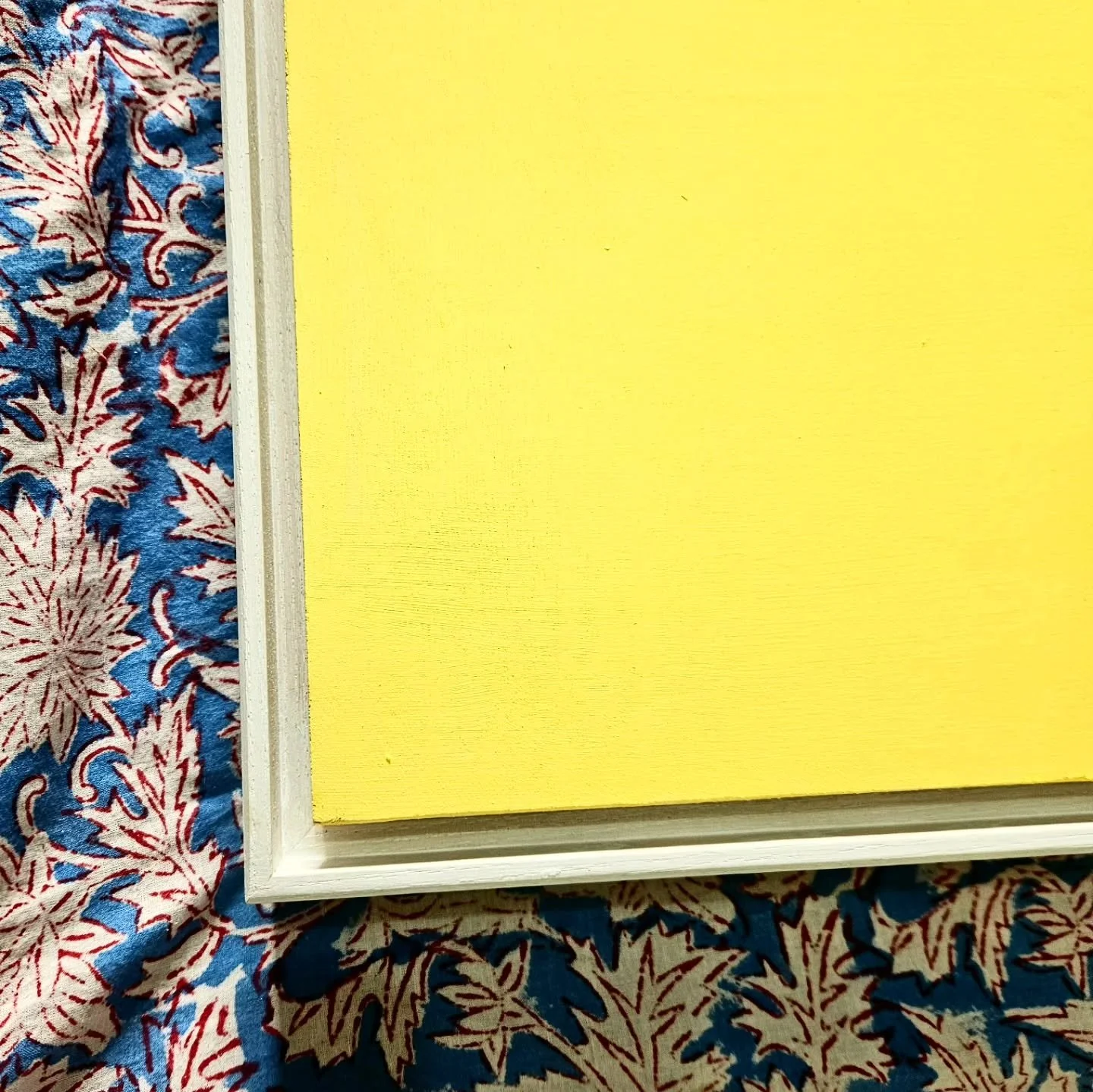 A neat tray frame for a sunny painting on board by @dominiquecameron3 ☀️
.
Nice simple lines.