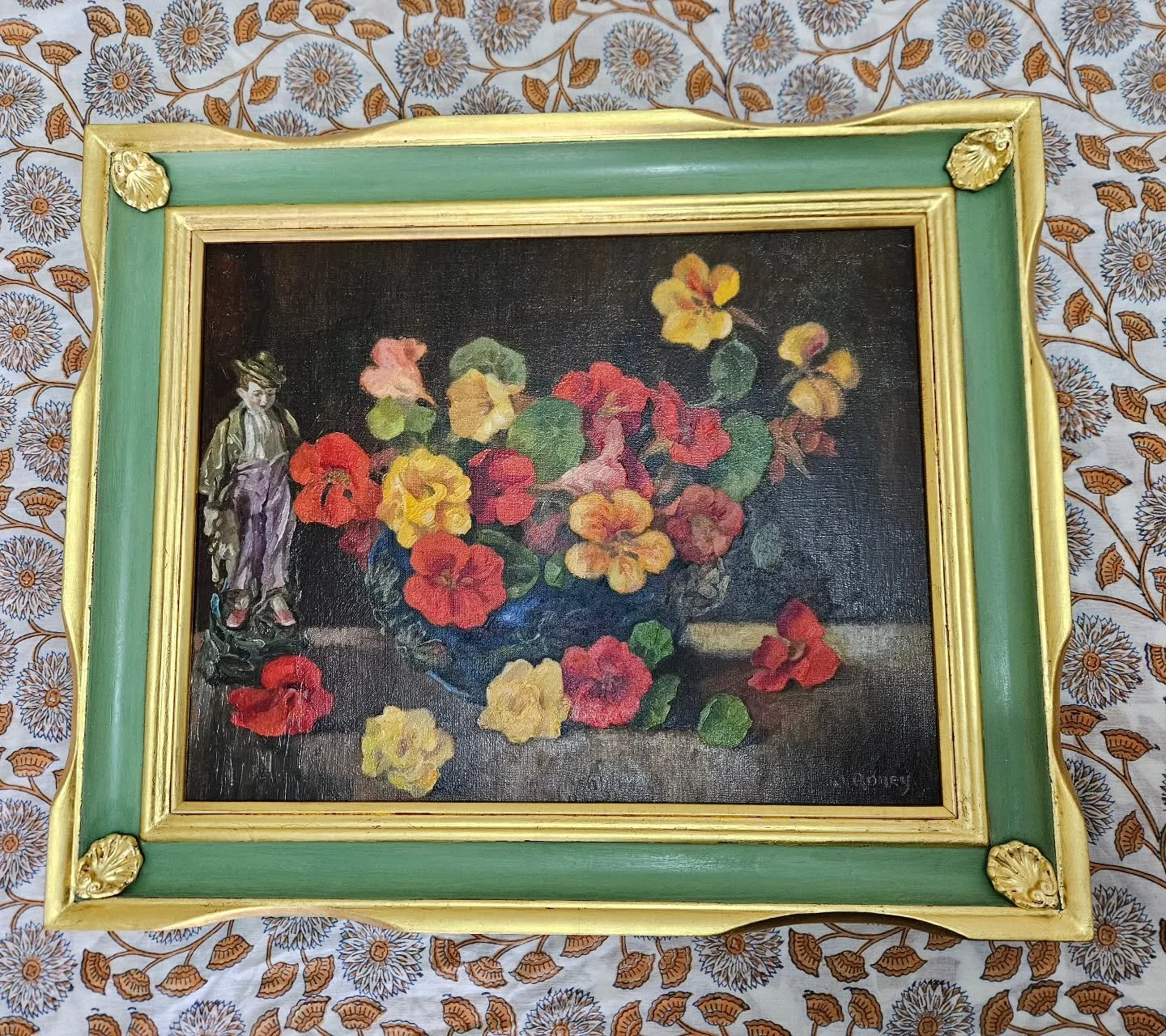 Happy Monday! Starting the week with a sunny blast of colour and gold ✨️ to warm us up on this frosty January morning.&nbsp;

This is a recently completed frame in my favourite style;

&nbsp;hand finished swept with scalloped edge's,

corner ornament