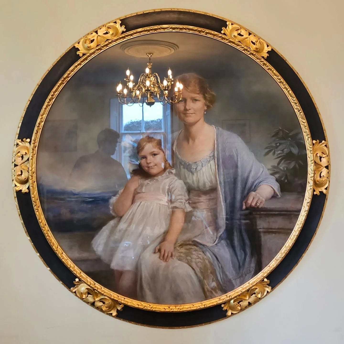 The Beauty of Black &amp; Gold 🖤 ✨️ 🖤 ✨️
.
A restoration from a while ago. 
Brought back to it's former glory. Stunning Black over red bole 
Accented with 24ct gold
Making a beautiful family heirloom something to treasure for years to come ✨️🖤
.
C