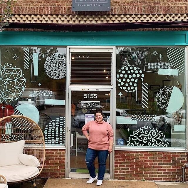 Here is our very own Charlene with some of her brilliant window artwork mentioned in our Sign Painters episode.
.
📷 @catpolivoda at @cakeplussize
.
.
.
#windowpainting
#windowart #signpainter