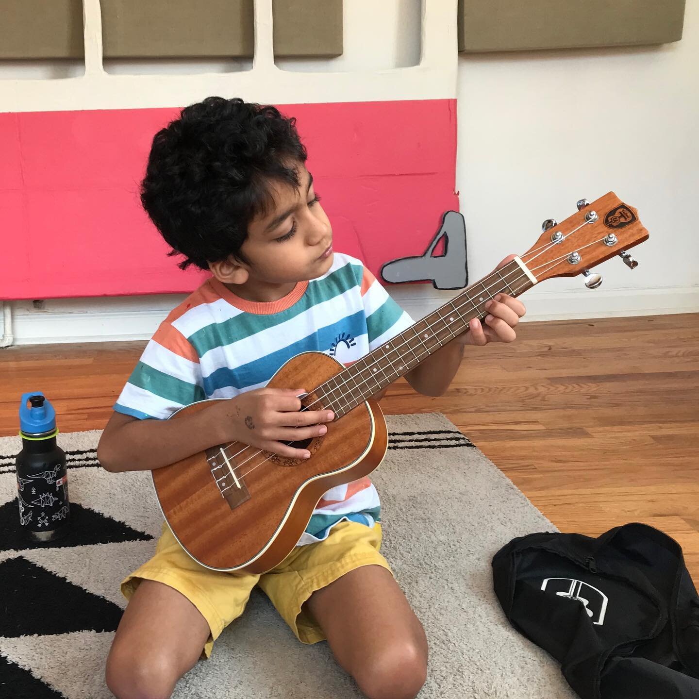 🎶 Nirvaan (6) working on another original tune in his weekly ukulele lesson. We are all eager to hear his Halloween song at the upcoming concert next month!