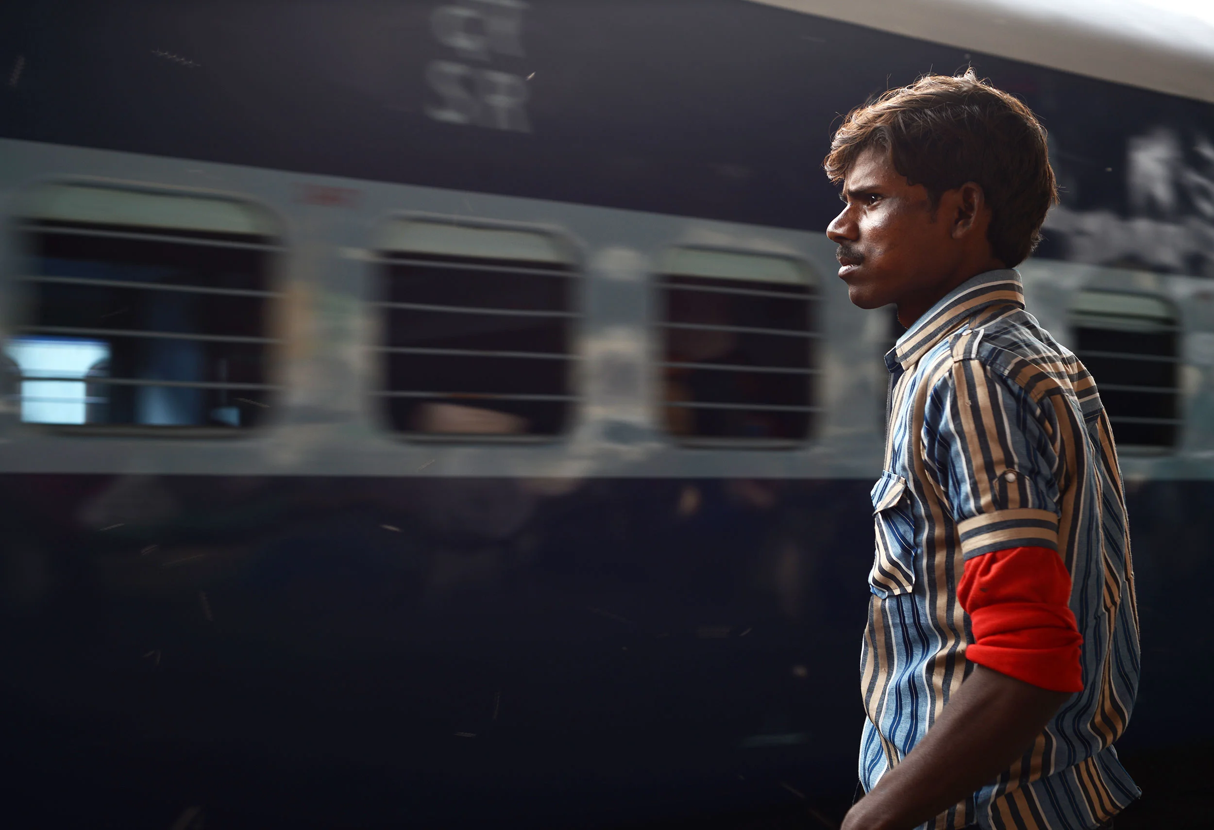 Man-waiting-for-the-train-India.jpg