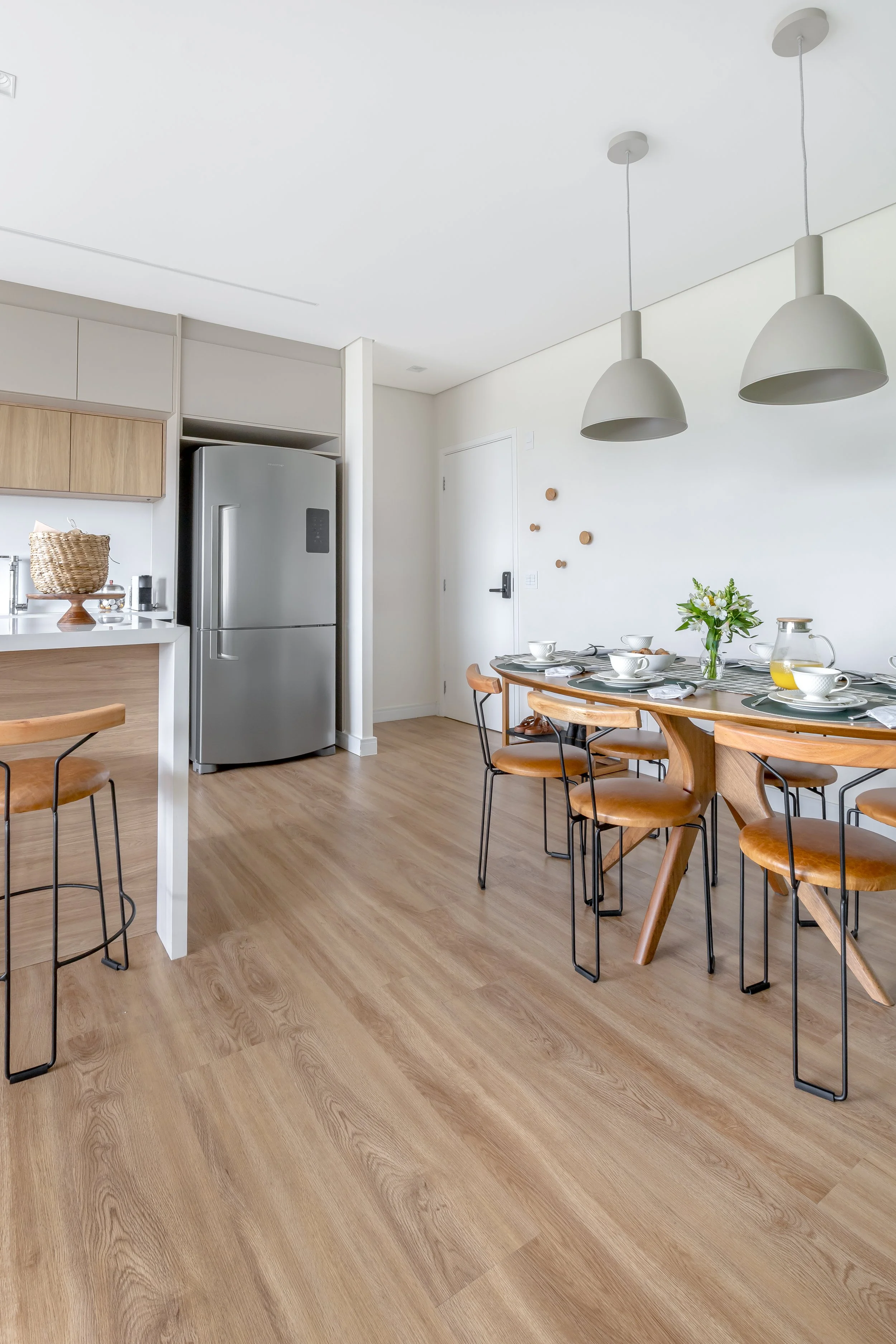 A Nina tem bom gosto e deixou isso bem claro nesse apê de 90m² em Alphaville, São Paulo. 
Entre tons de verde, os favoritos dela, e o piso de madeira que traz aconchego na medida certa, cada escolha parece ter sido aprovada pela cachorrinha da famíli