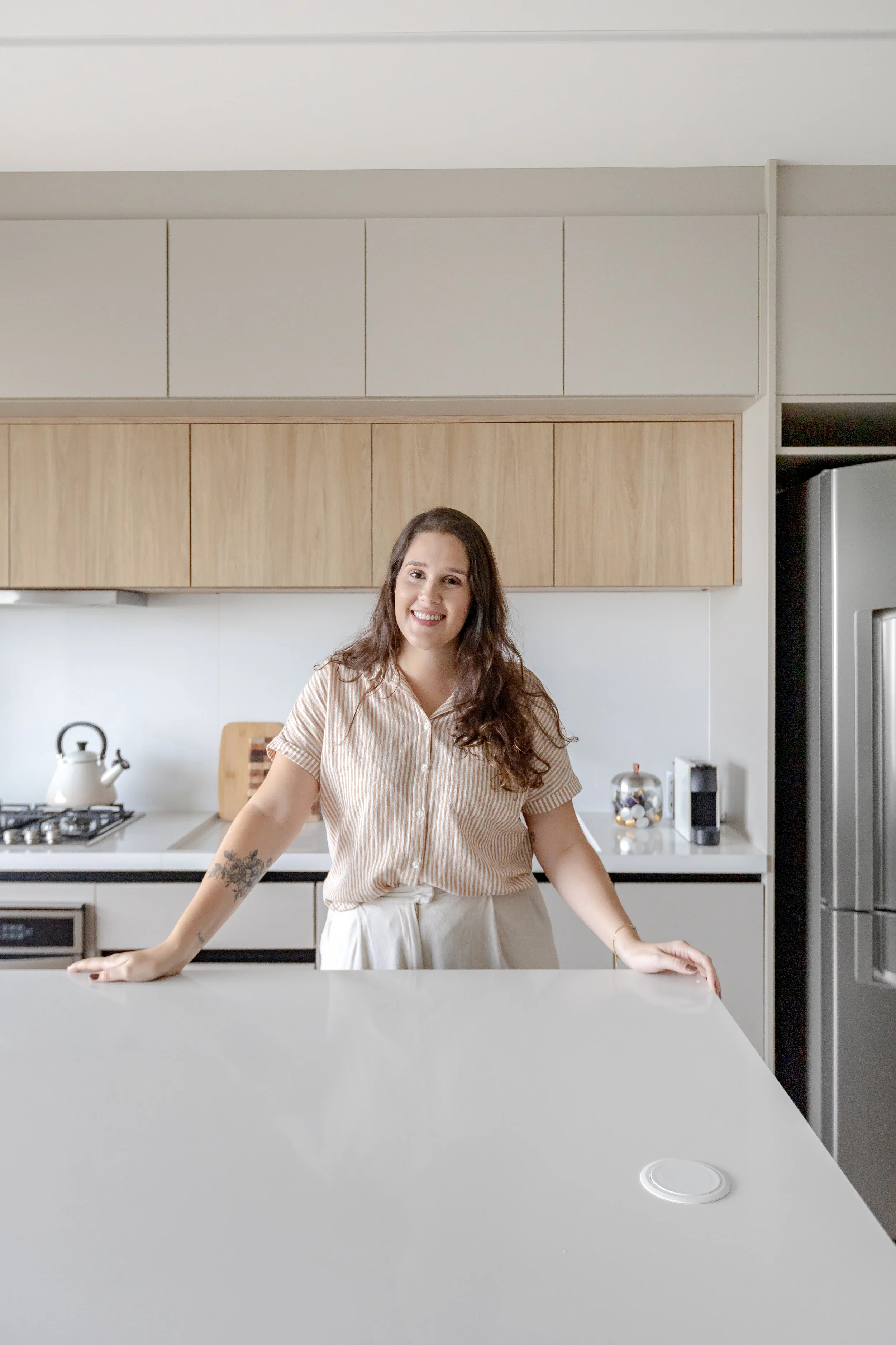 A Nina tem bom gosto e deixou isso bem claro nesse apê de 90m² em Alphaville, São Paulo. 
Entre tons de verde, os favoritos dela, e o piso de madeira que traz aconchego na medida certa, cada escolha parece ter sido aprovada pela cachorrinha da famíli