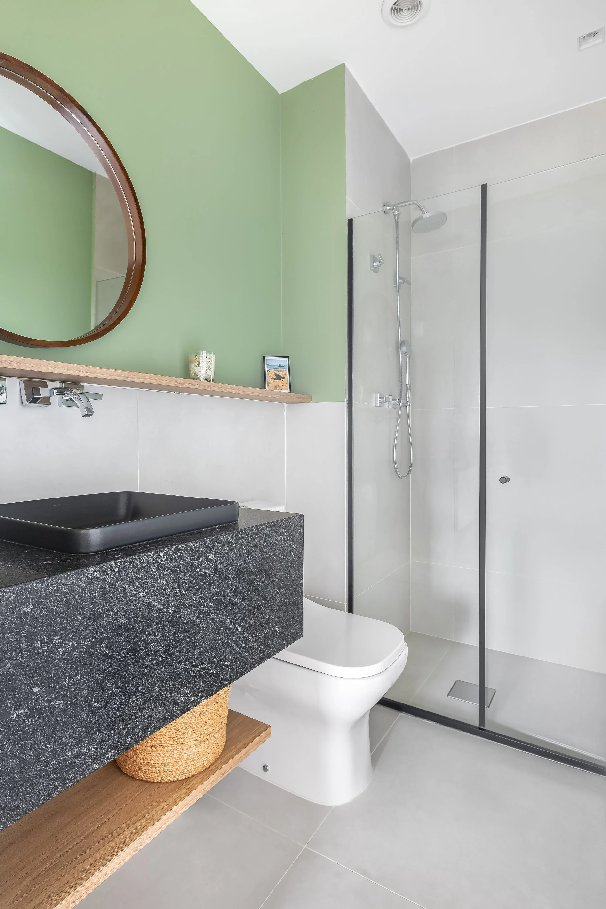 A Nina tem bom gosto e deixou isso bem claro nesse apê de 90m² em Alphaville, São Paulo. 
Entre tons de verde, os favoritos dela, e o piso de madeira que traz aconchego na medida certa, cada escolha parece ter sido aprovada pela cachorrinha da famíli