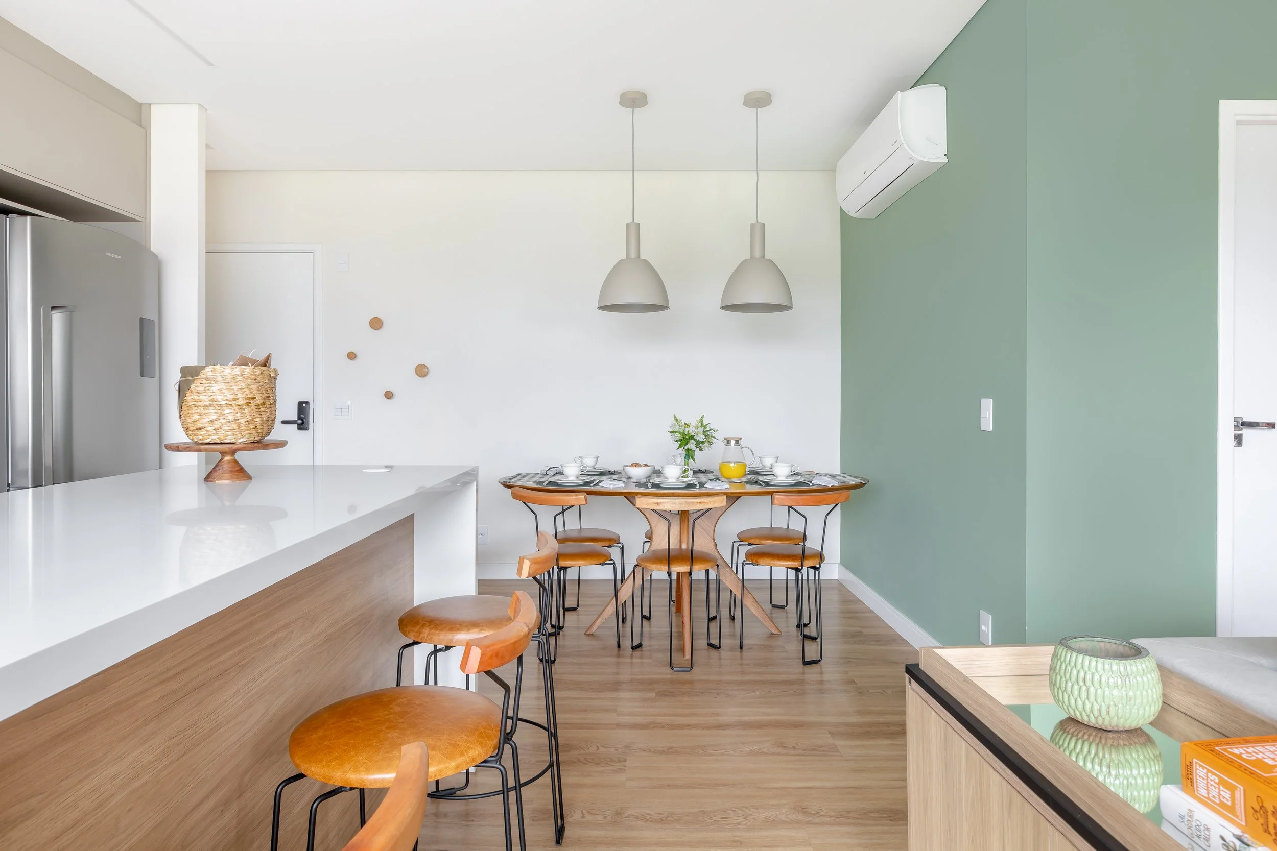 A Nina tem bom gosto e deixou isso bem claro nesse apê de 90m² em Alphaville, São Paulo. 
Entre tons de verde, os favoritos dela, e o piso de madeira que traz aconchego na medida certa, cada escolha parece ter sido aprovada pela cachorrinha da famíli