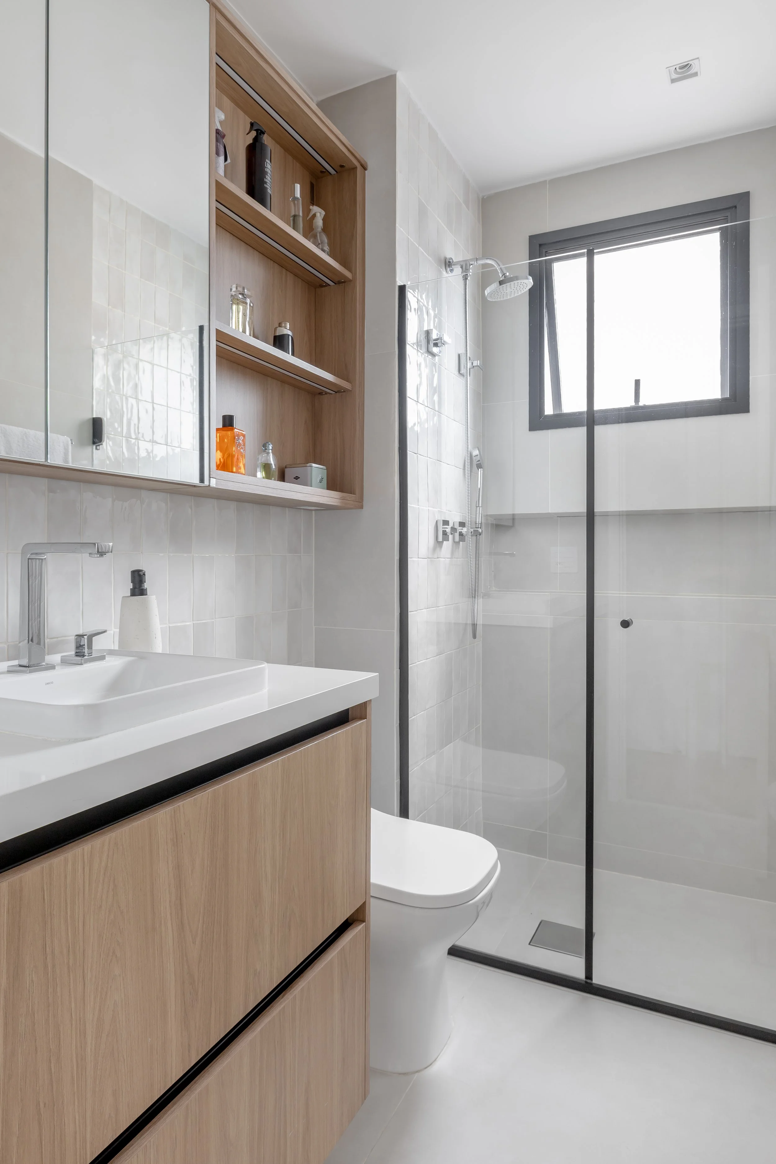 A Nina tem bom gosto e deixou isso bem claro nesse apê de 90m² em Alphaville, São Paulo. 
Entre tons de verde, os favoritos dela, e o piso de madeira que traz aconchego na medida certa, cada escolha parece ter sido aprovada pela cachorrinha da famíli