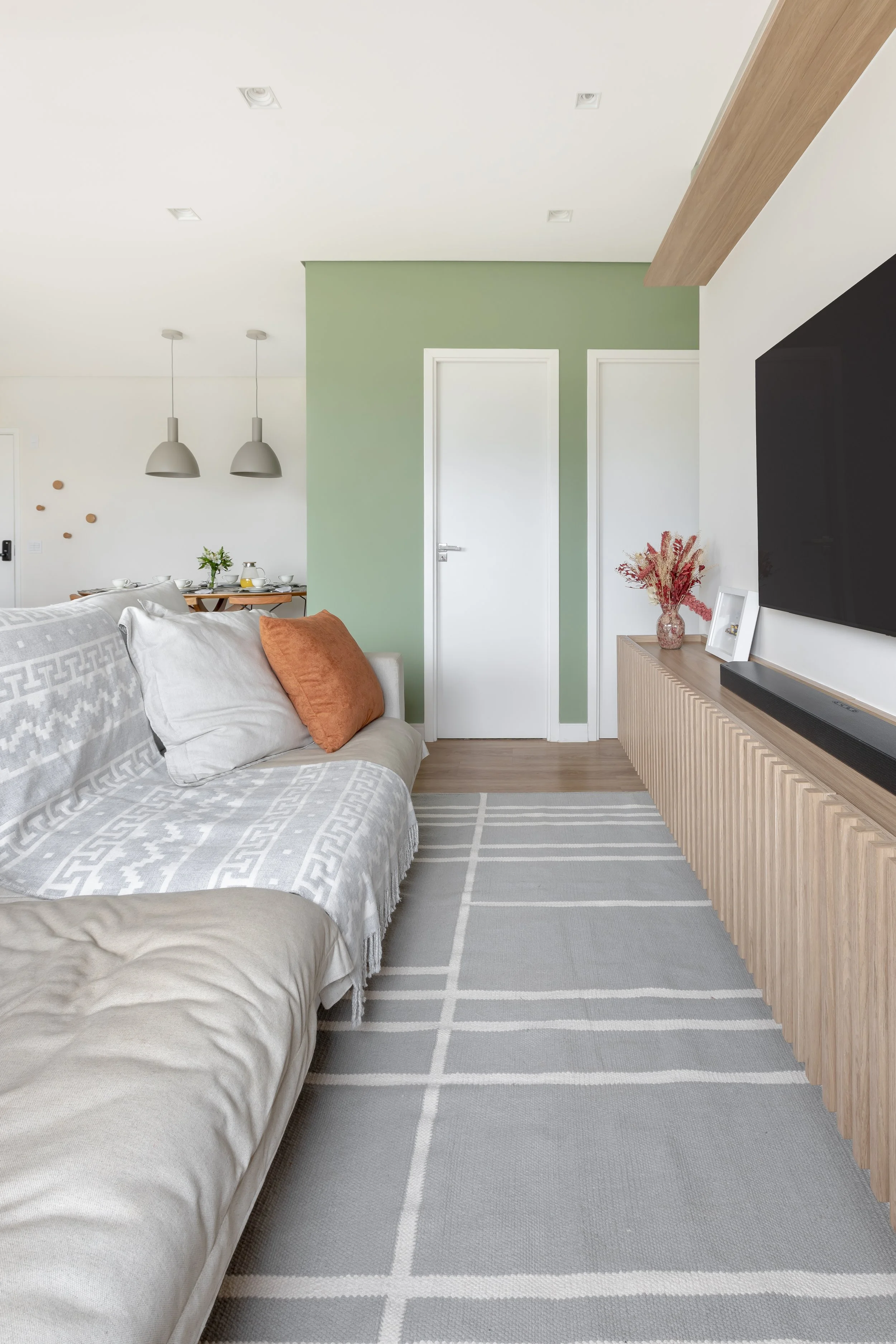 A Nina tem bom gosto e deixou isso bem claro nesse apê de 90m² em Alphaville, São Paulo. 
Entre tons de verde, os favoritos dela, e o piso de madeira que traz aconchego na medida certa, cada escolha parece ter sido aprovada pela cachorrinha da famíli