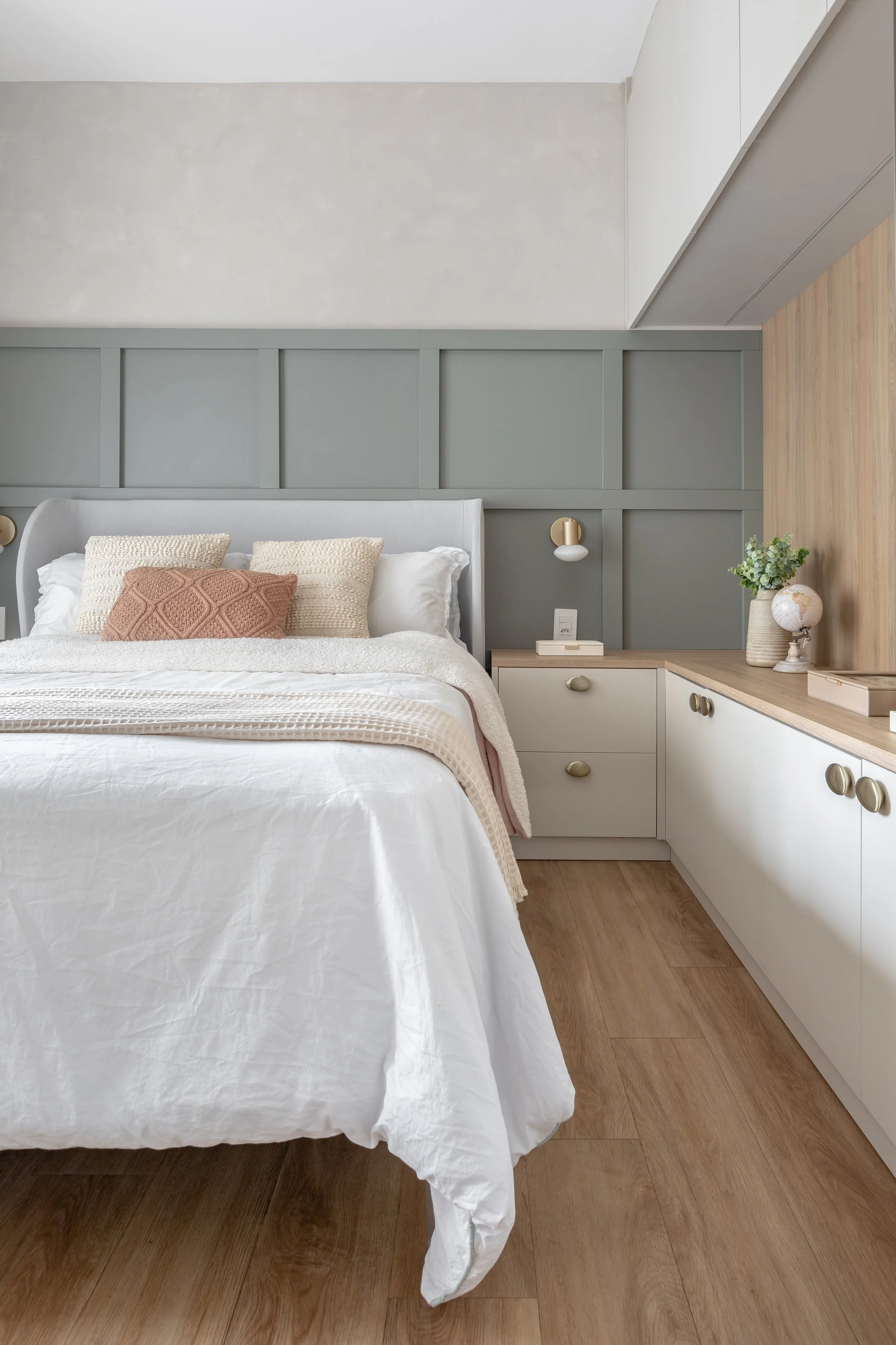 quarto com cama de cama branca, travesseiros de cores bege e um violão na mesa ao lado