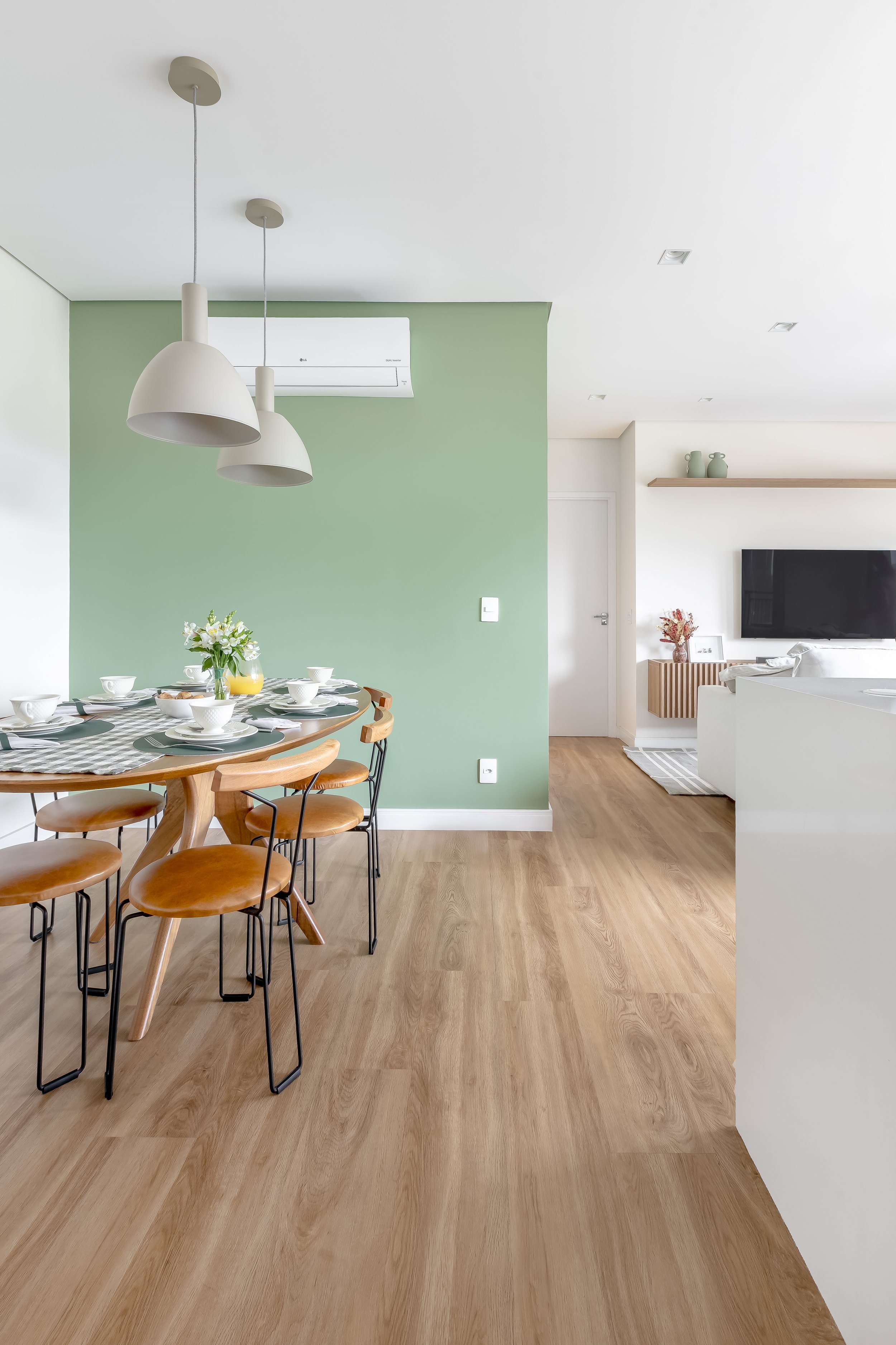 Apartamento Nina | Alphaville
Em 70 m², o projeto do Apartamento Nina nasce de uma proposta funcional e minimalista, pensada para facilitar o dia a dia sem abrir mão de leveza. Apostamos em móveis soltos, formas simples e uma paleta clara, que amplia