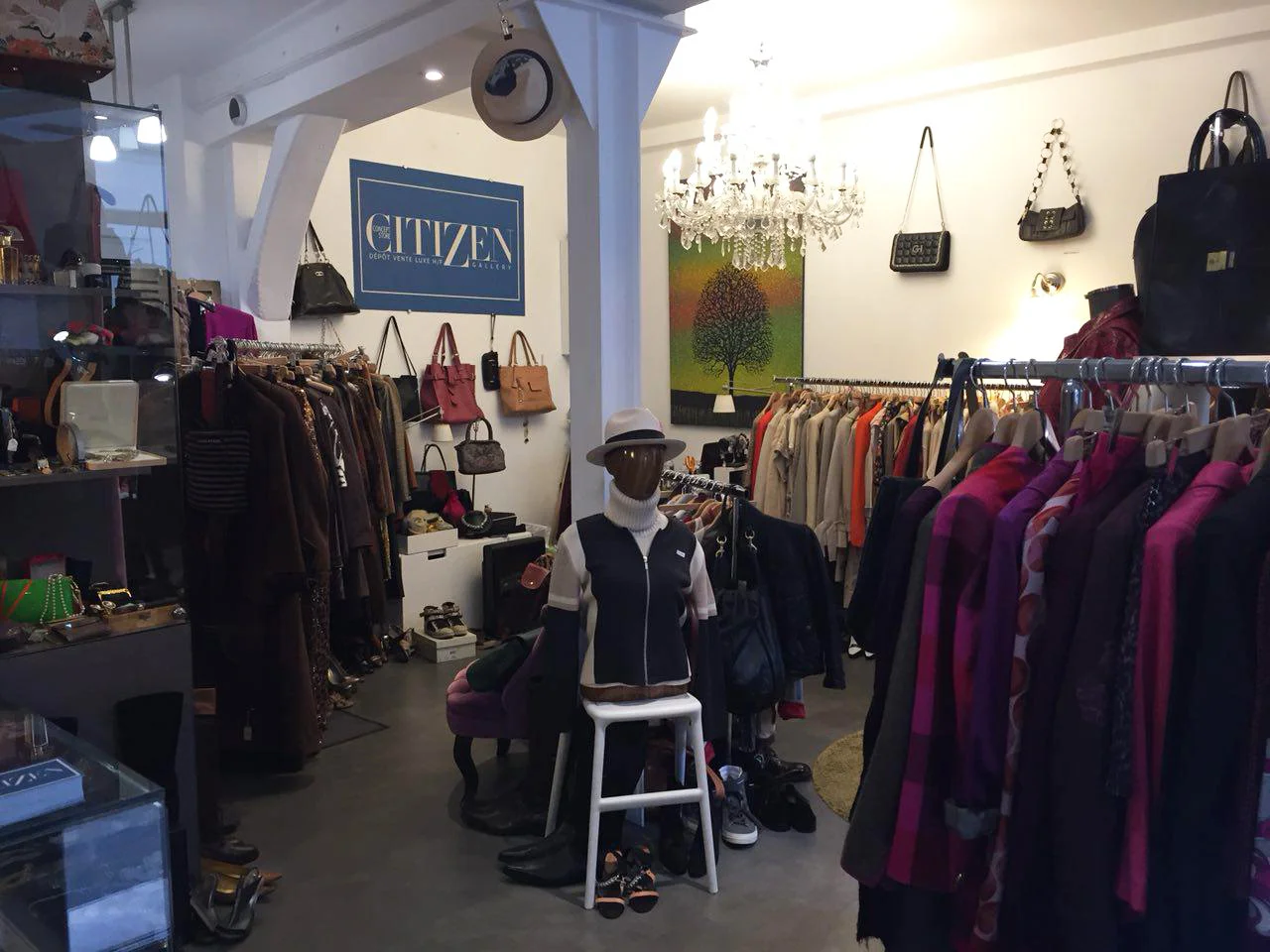 Citizen offers a good collection of designer handbags, shoes and clothes.