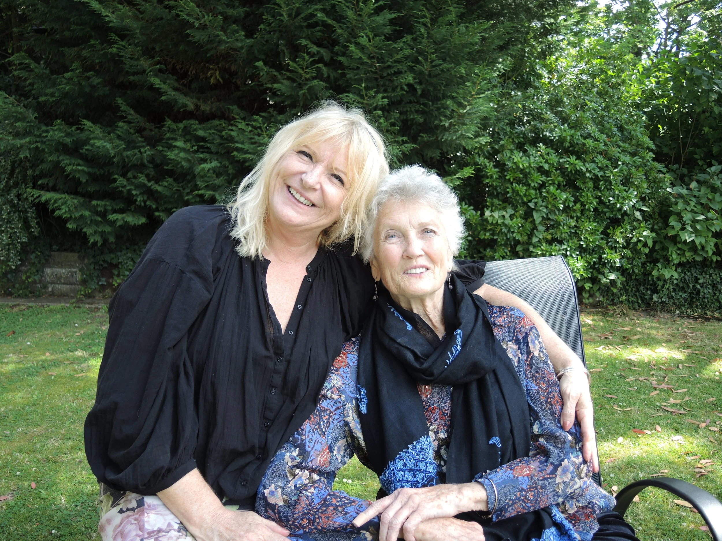 DSCN1465 peggy seegar and sally boazman.JPG