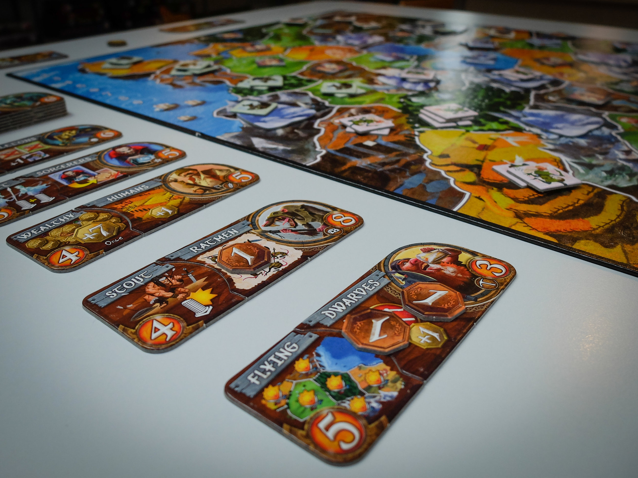 Race and power combos in Small World