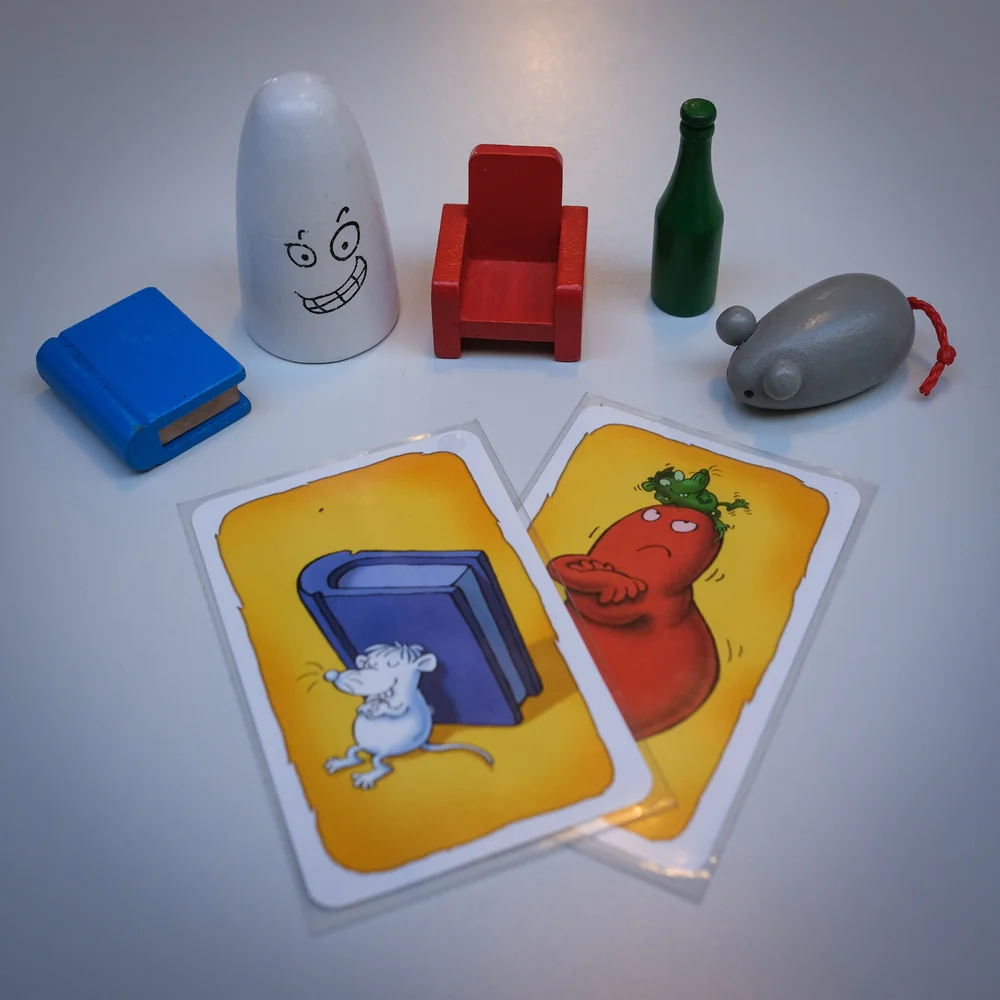 Ghost Blitz game components